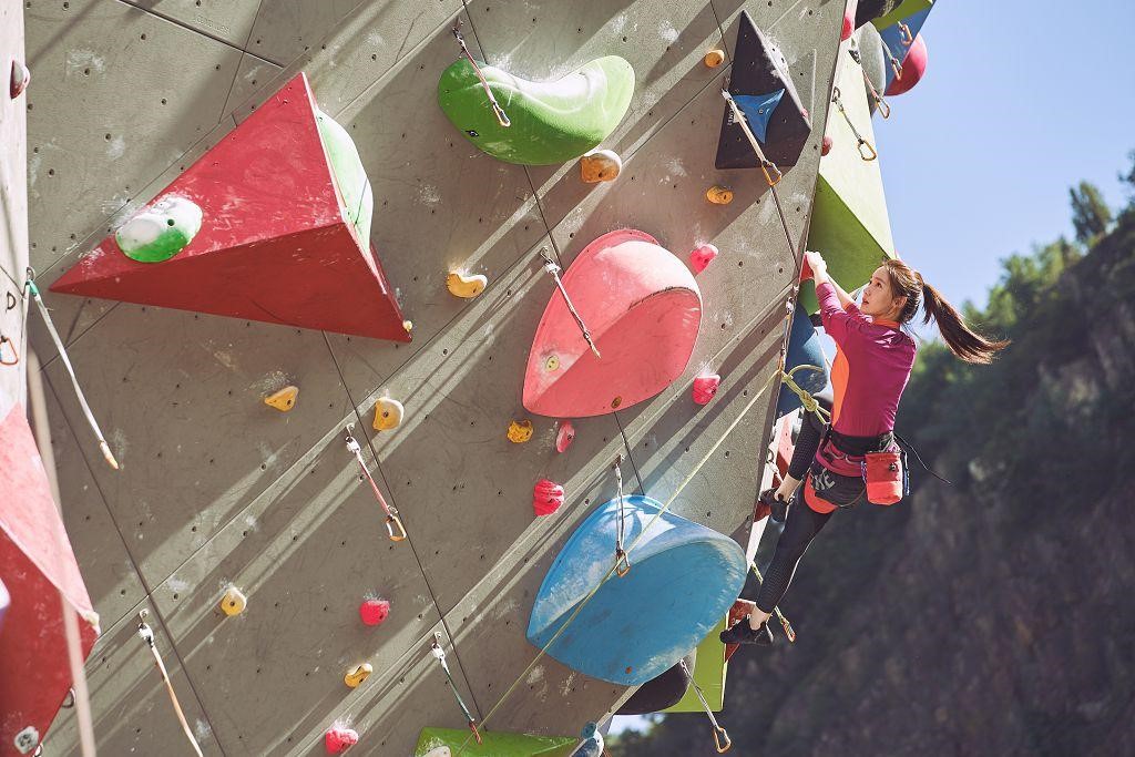 潤娥在新片《極限逃生》拍攝前學習攀岩，片中的動作戲幾乎全親自上場。（車庫娛樂提供）