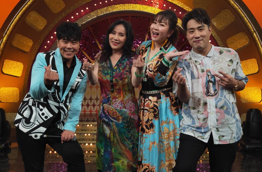 李亞萍與兒子余祥銓上年代MUCH點唱綜藝《MUCH金點秀》，控訴主持人張秀卿年初喝醉鬧她二女兒余苑綺的婚禮。（年代提供）