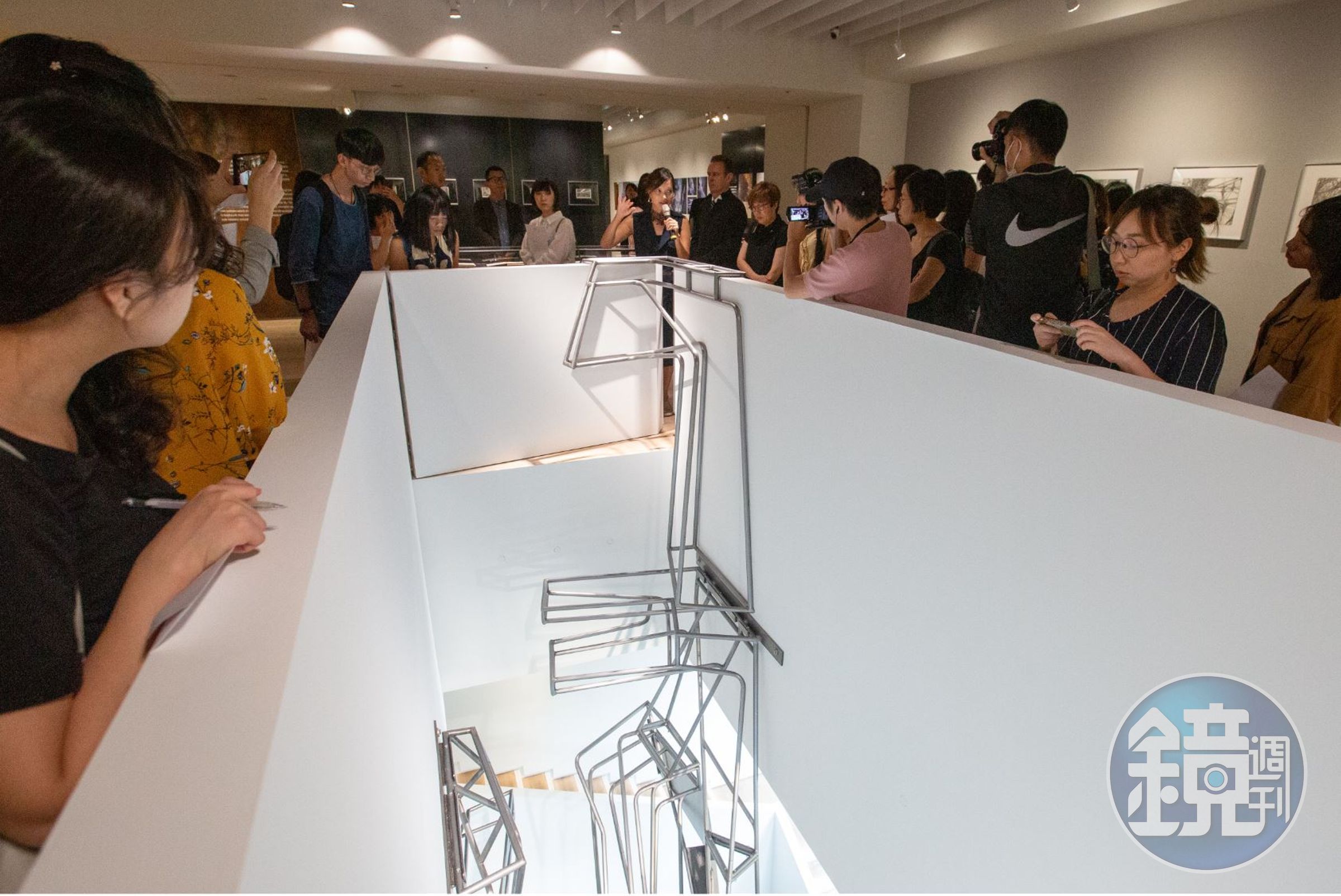 來自洛杉磯的奧伊勒吳聯合事務所為「對話」特展限地製作的裝置藝術Quicksilver，是吳嘉華與德韋恩．奧伊勒這對建築師夫妻檔花了三個月，親手在自家後院打造出來的。