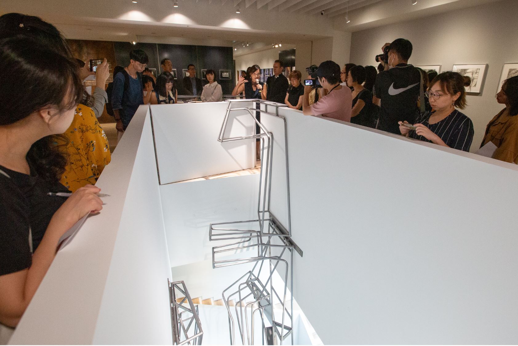 來自洛杉磯的奧伊勒吳聯合事務所為「對話」特展限地製作的裝置藝術Quicksilver，是吳嘉華與德韋恩．奧伊勒這對建築師夫妻檔花了三個月，親手在自家後院打造出來的。