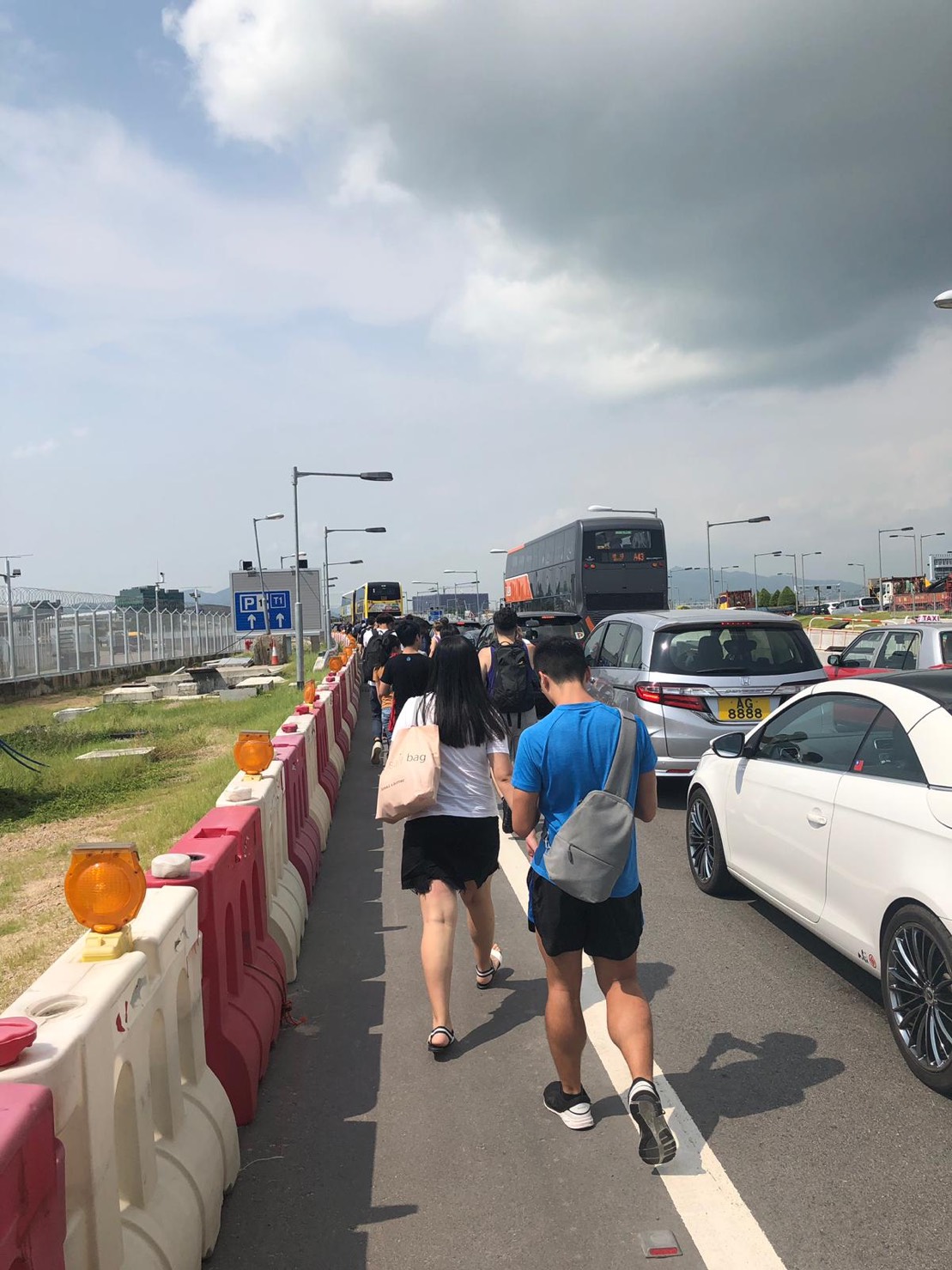 今天的「警察還眼｝行動讓香港機場附近交通為之癱瘓，必須下車走路到機場。