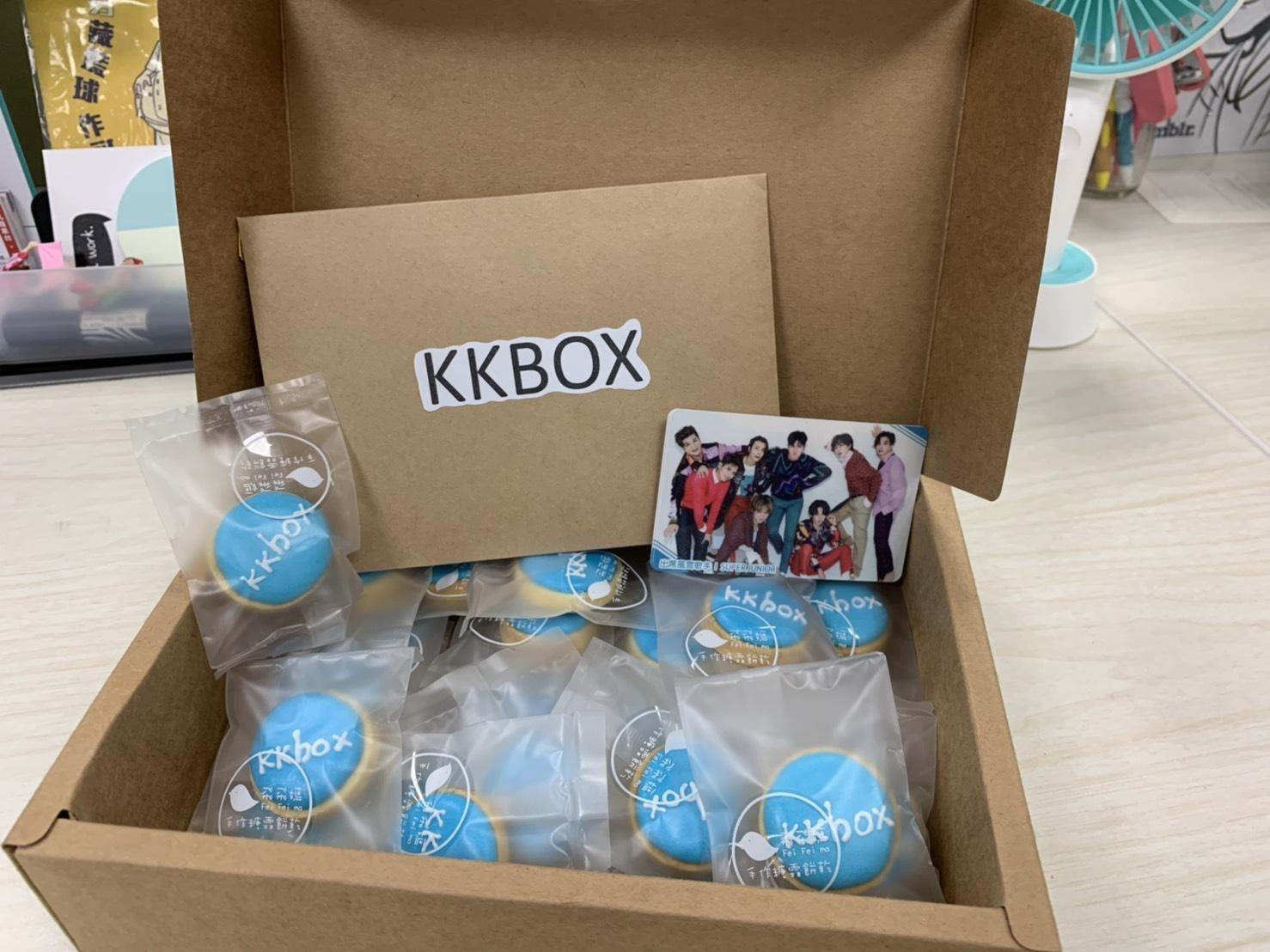 台灣粉絲特別準備禮物及卡片感謝KKBOX邀請SUPER JUNIOR來台，讓工作人員十分感動。（KKBOX提供）