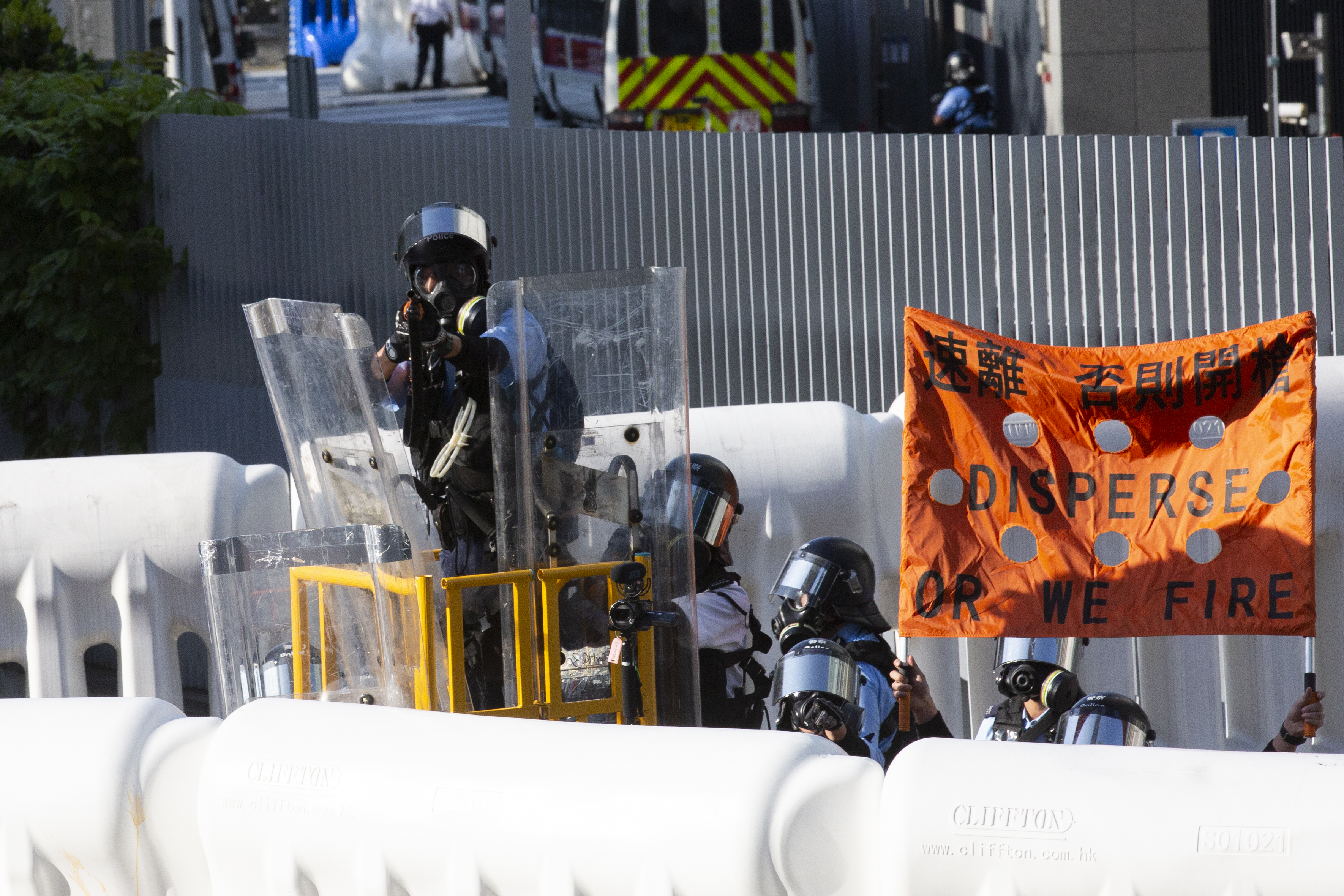 香港警察驅離示威者的暴力手段，引發外界質疑超乎常規執法程度。圖為本刊資料照。