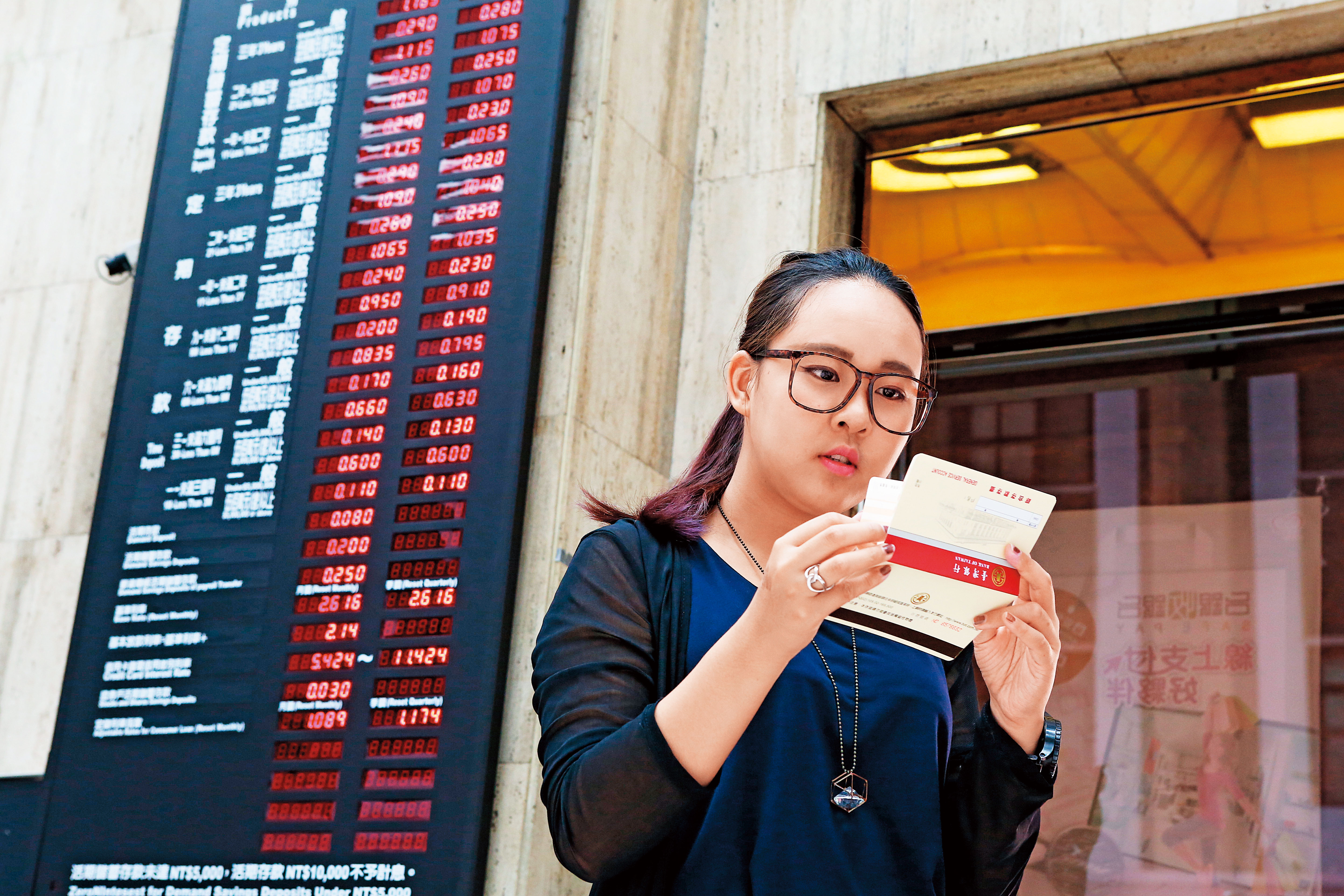 台灣各大銀行的利率比衛生紙還薄，一年期定存年息僅1.05％。