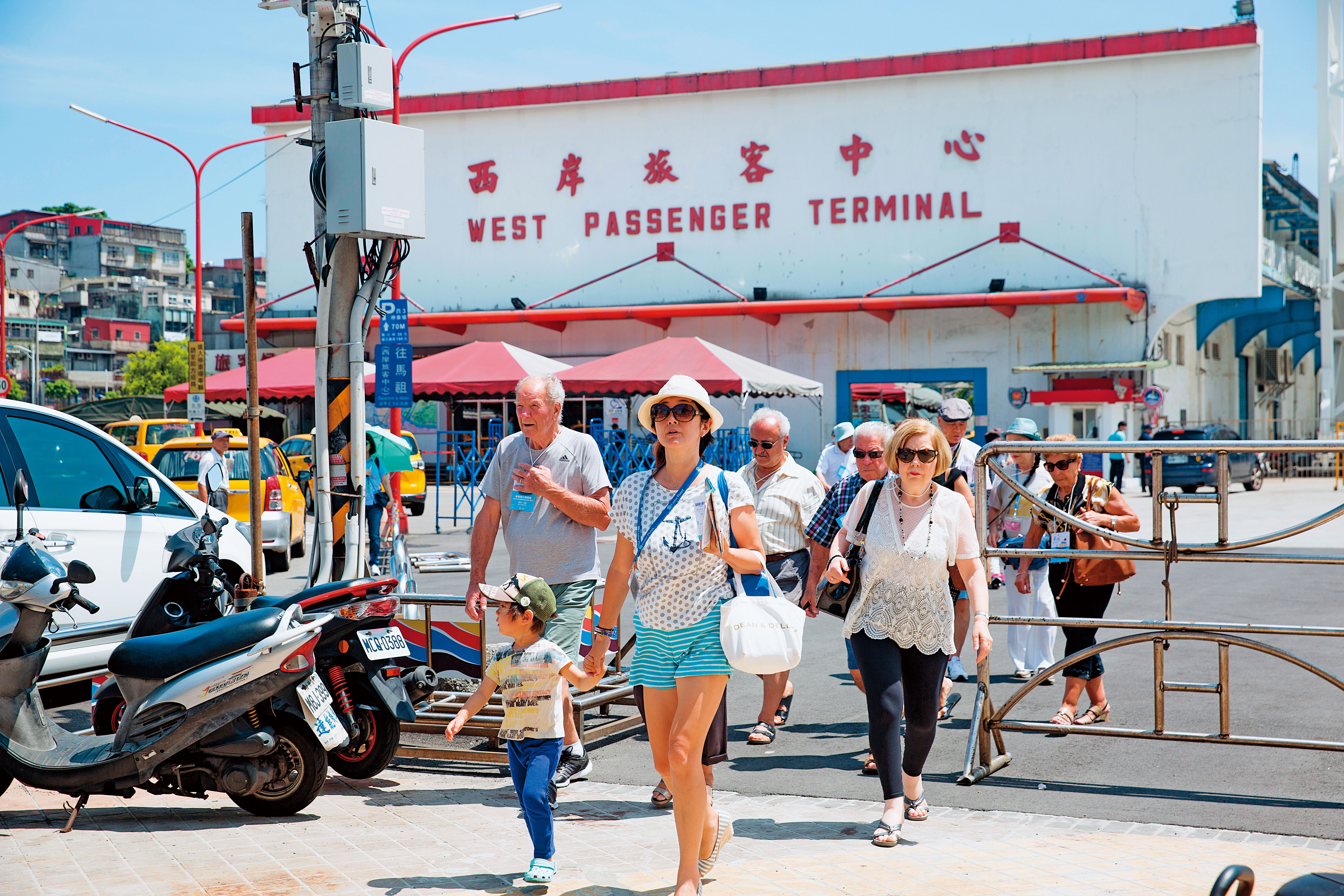 2018年與2015年比較，來自中國的觀光客減少35.6％，但其他國家來台人數呈現大幅正成長。 