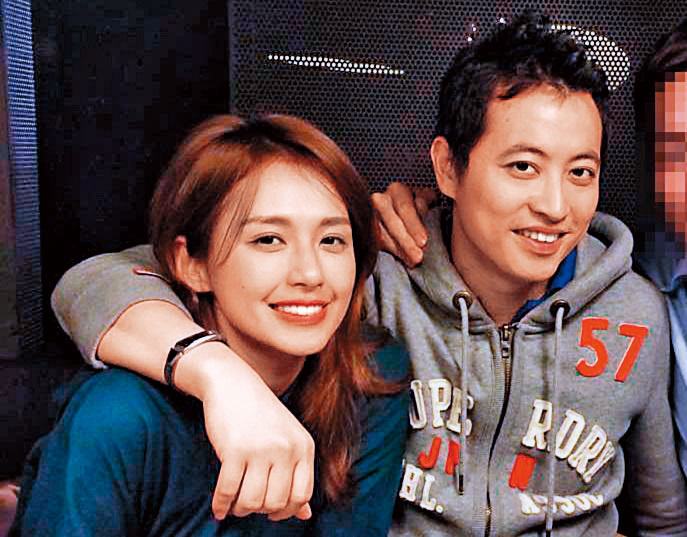 遭控詐騙的林冠百（右）跟藝人袁艾菲（左）交往近4年，最後分手收場。（翻攝自黃小賦臉書）