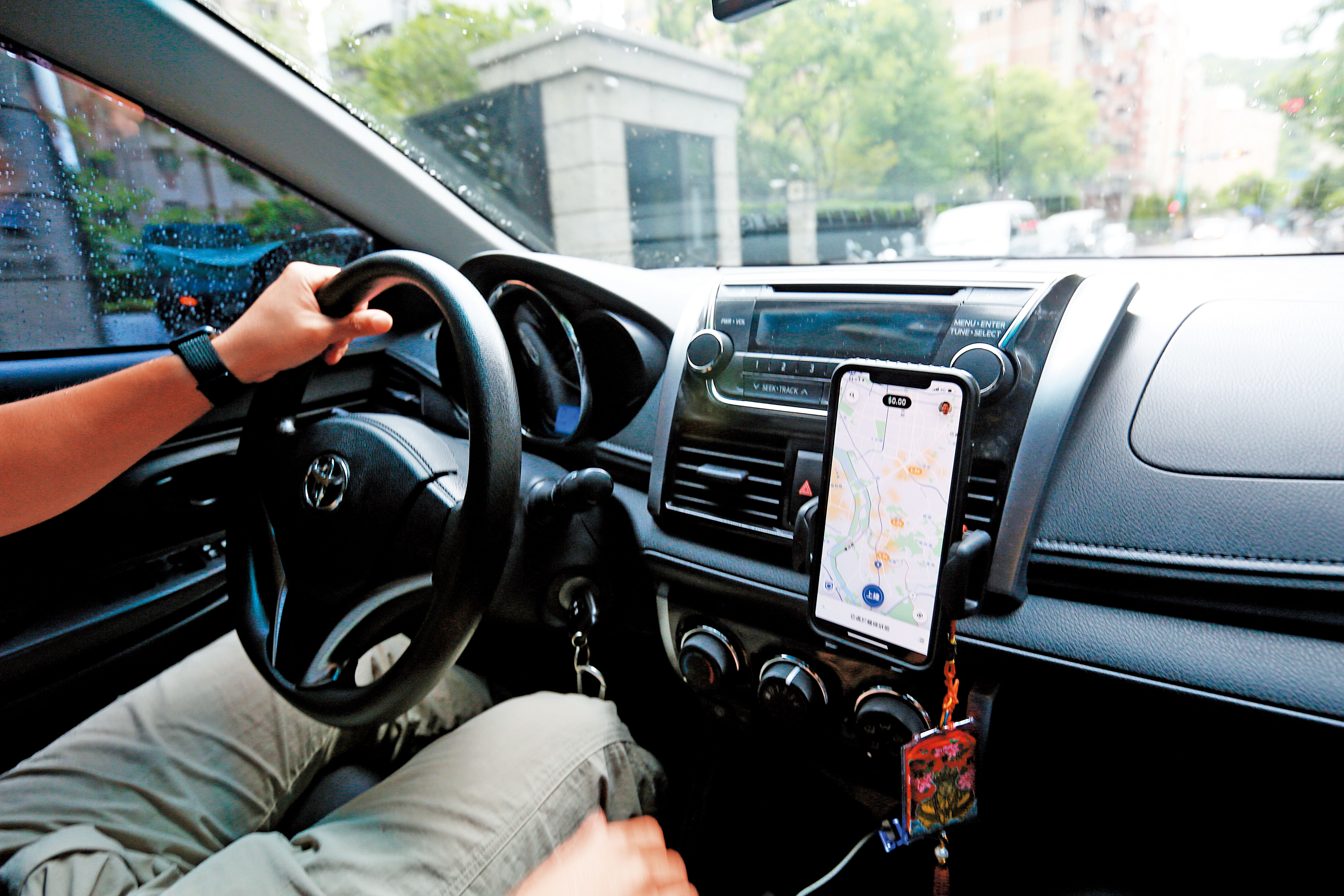 馮冠皓（駕駛者）除努力挽救公司，也利用下班時間開Uber賺生活費。