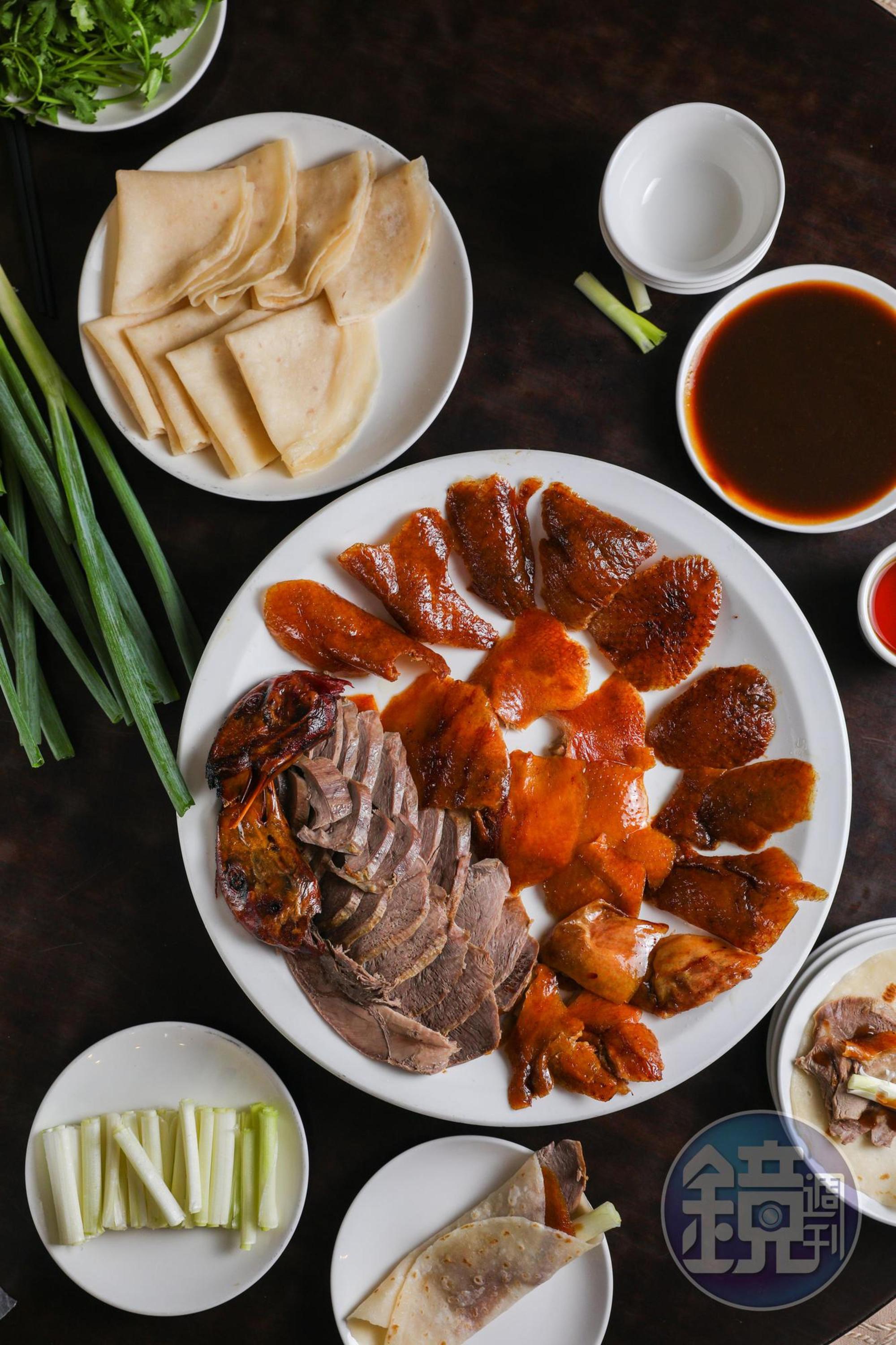 烤鴨」皮脆如餅乾，肉美汁多無腥氣。（1,300元／單吃，含一套荷葉餅跟蔥、醬，餅和蔥單點皆為100元／份）