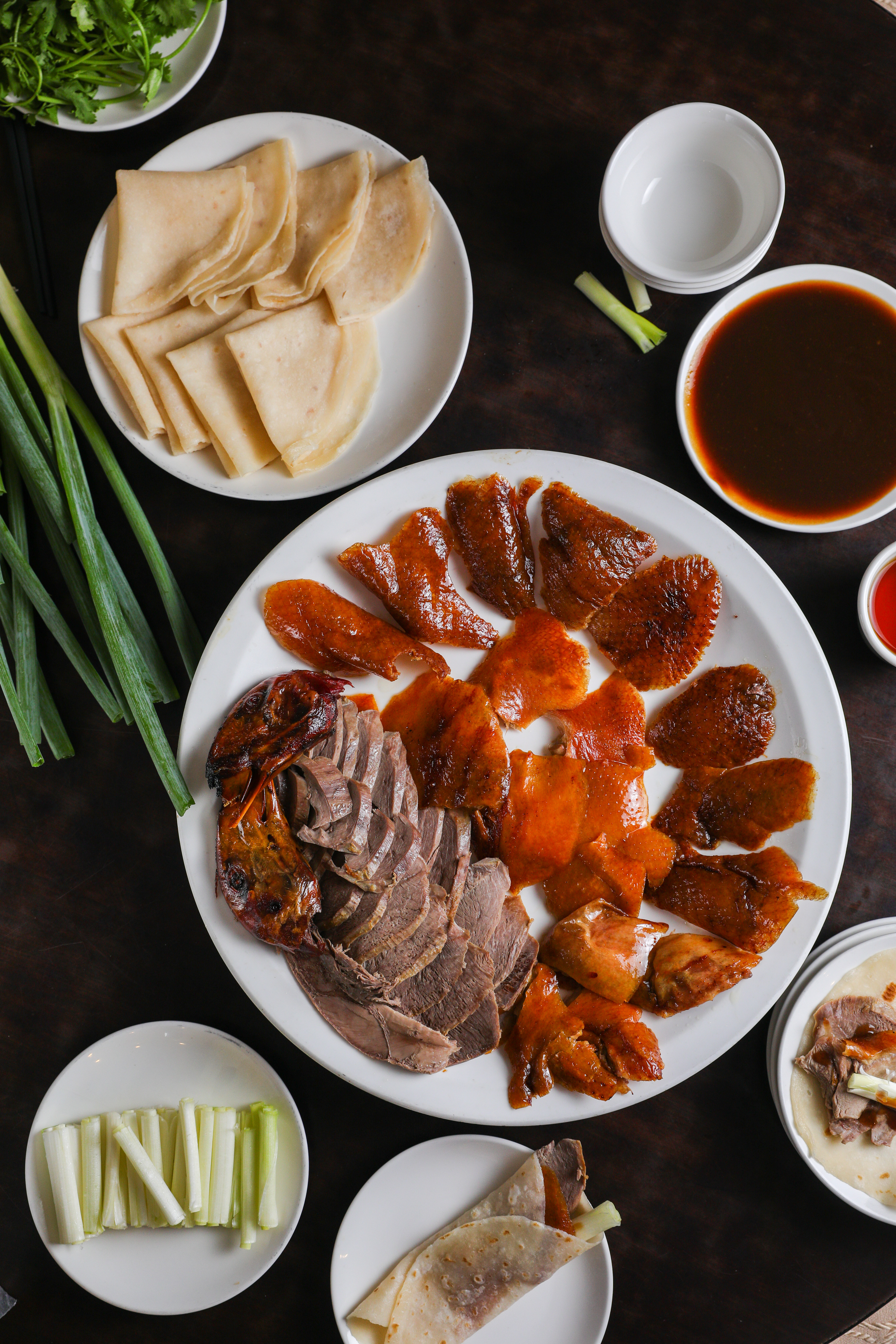 烤鴨」皮脆如餅乾，肉美汁多無腥氣。（1,300元／單吃，含一套荷葉餅跟蔥、醬，餅和蔥單點皆為100元／份）