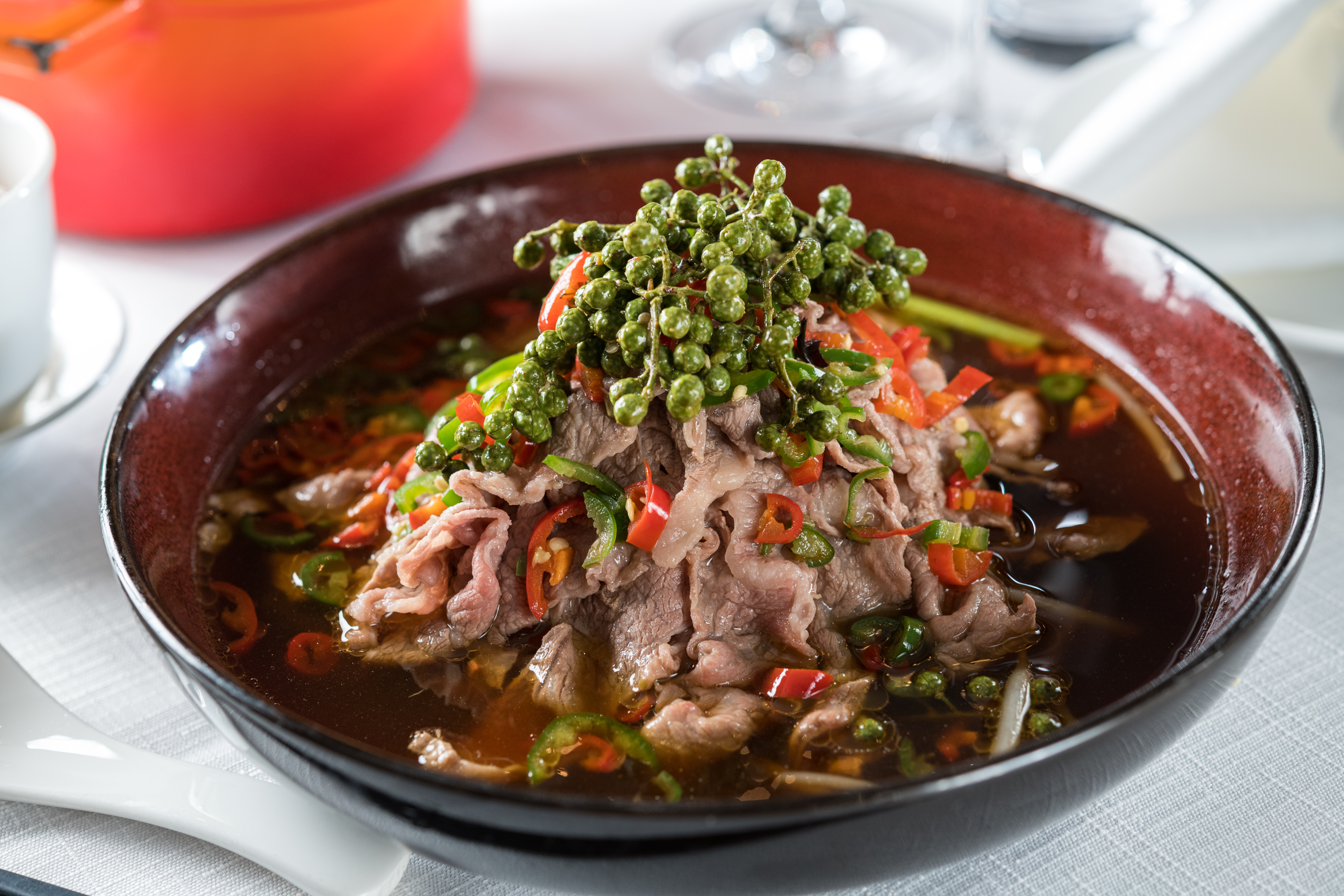 「鮮花椒薄牛肉」是清新版水煮牛，青紅辣椒和鮮花椒的香氣讓牛小排肉更顯嫩甜。（700元／份）