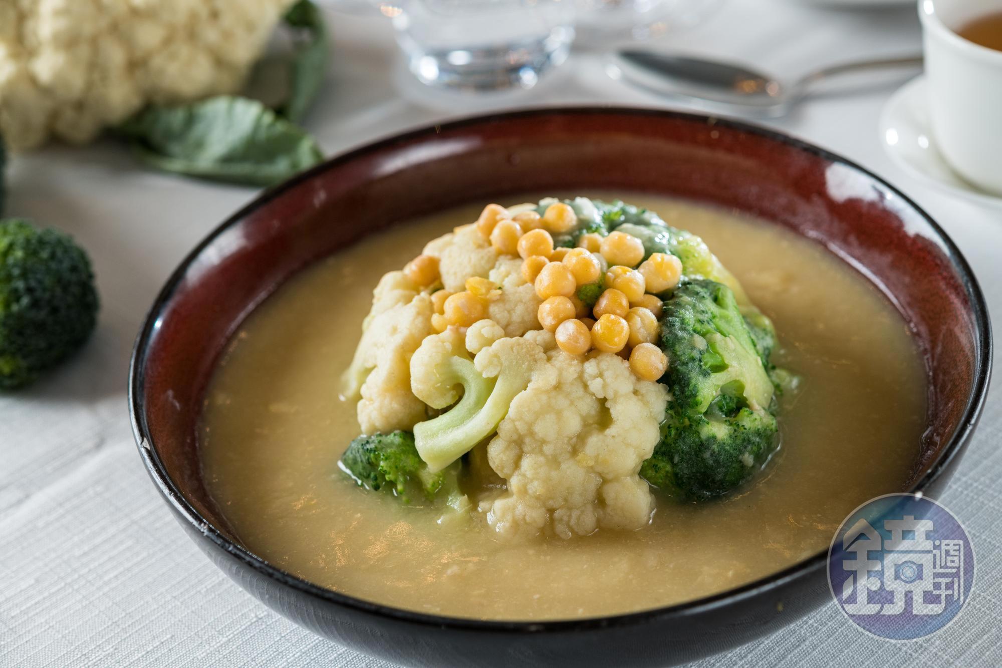 鹹鮮味型的「耙豌豆燴時蔬」是噴火菜色間的絕佳休息站。（400元／份）
