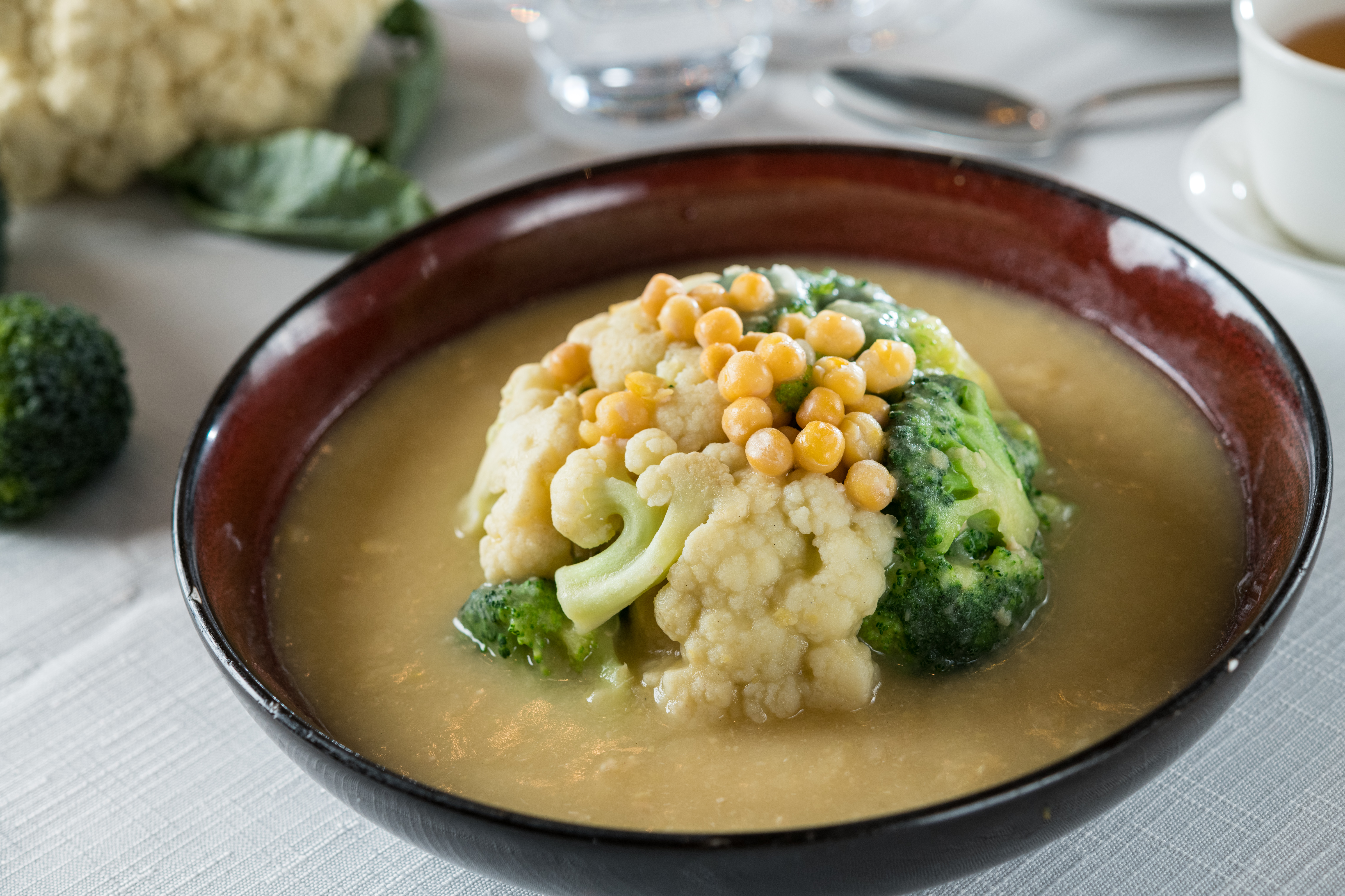 鹹鮮味型的「耙豌豆燴時蔬」是噴火菜色間的絕佳休息站。（400元／份）