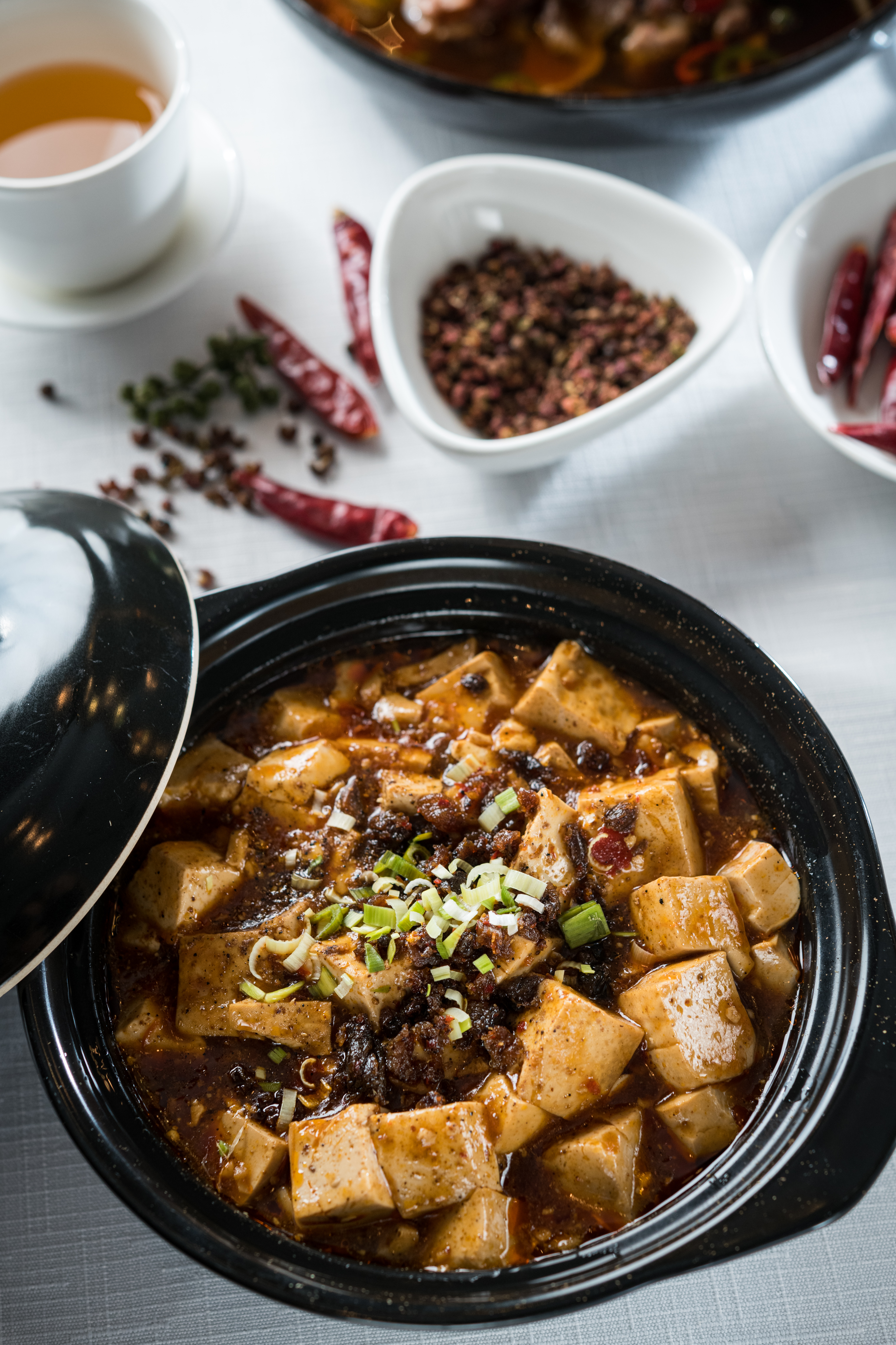 講求正宗的「麻婆豆腐」連郫縣豆瓣醬都從四川攜回。（350元／份）