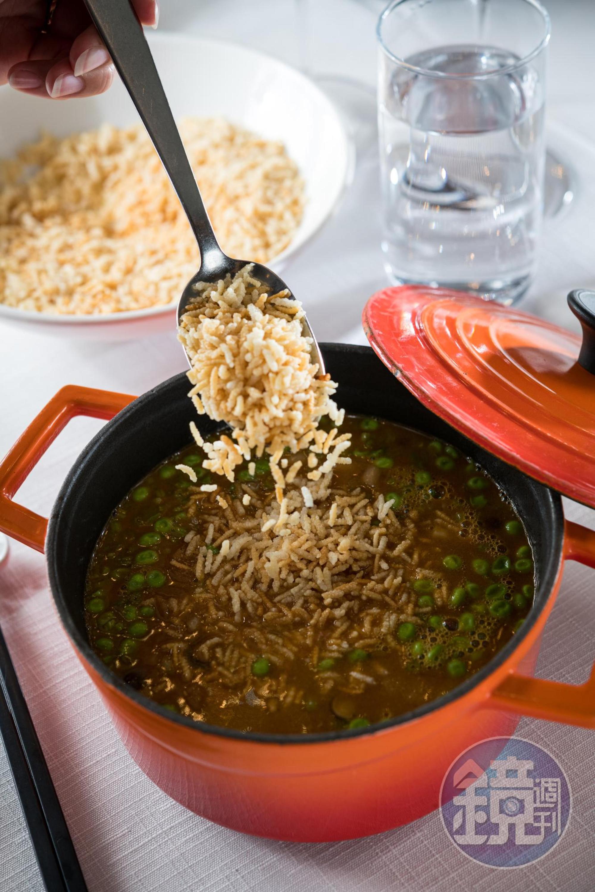 「龍蝦泡飯」湯頭中西合璧，西芹洋蔥等香味蔬菜讓蝦膏甜味更突出。（1,980元／套）