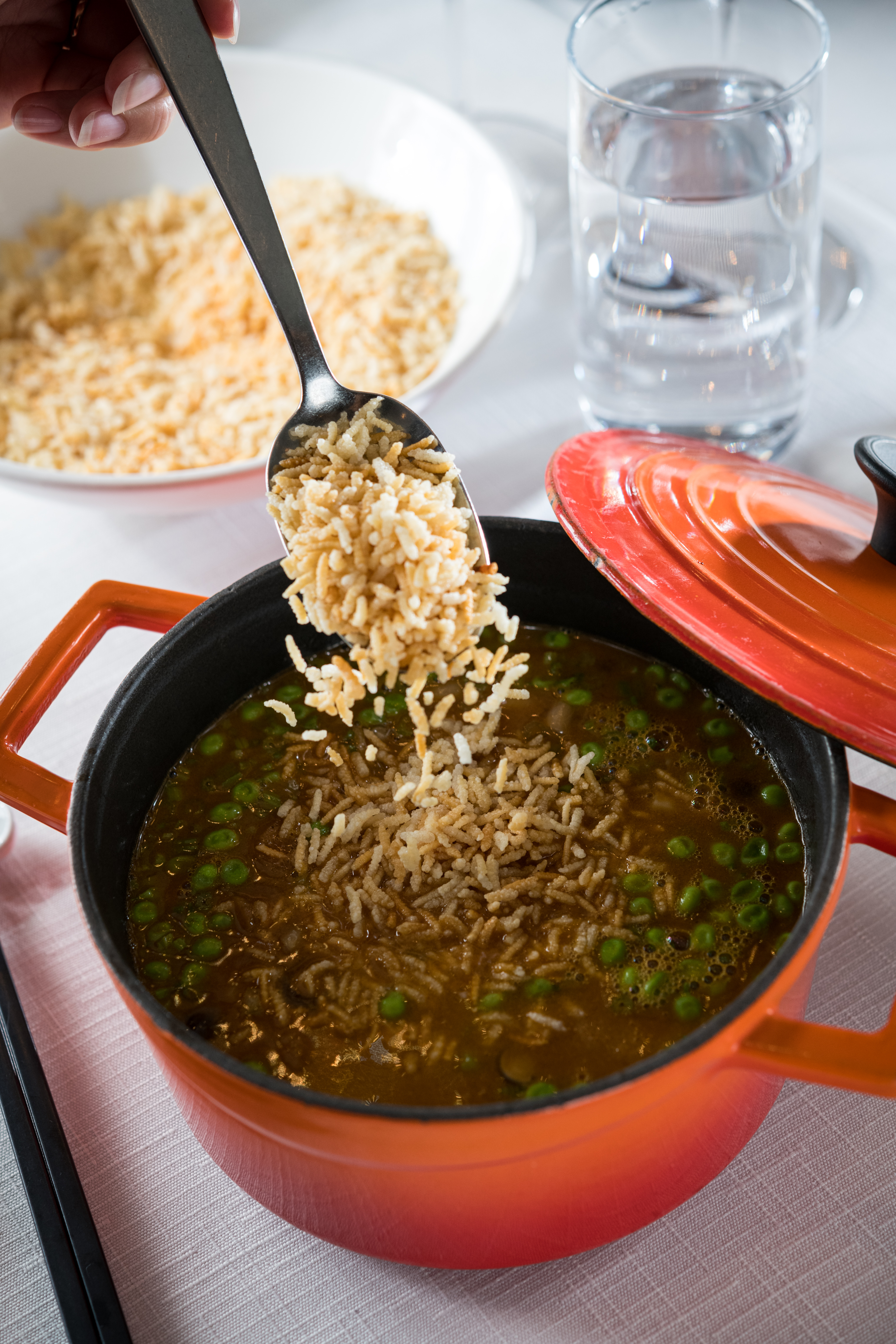 「龍蝦泡飯」湯頭中西合璧，西芹洋蔥等香味蔬菜讓蝦膏甜味更突出。（1,980元／套）