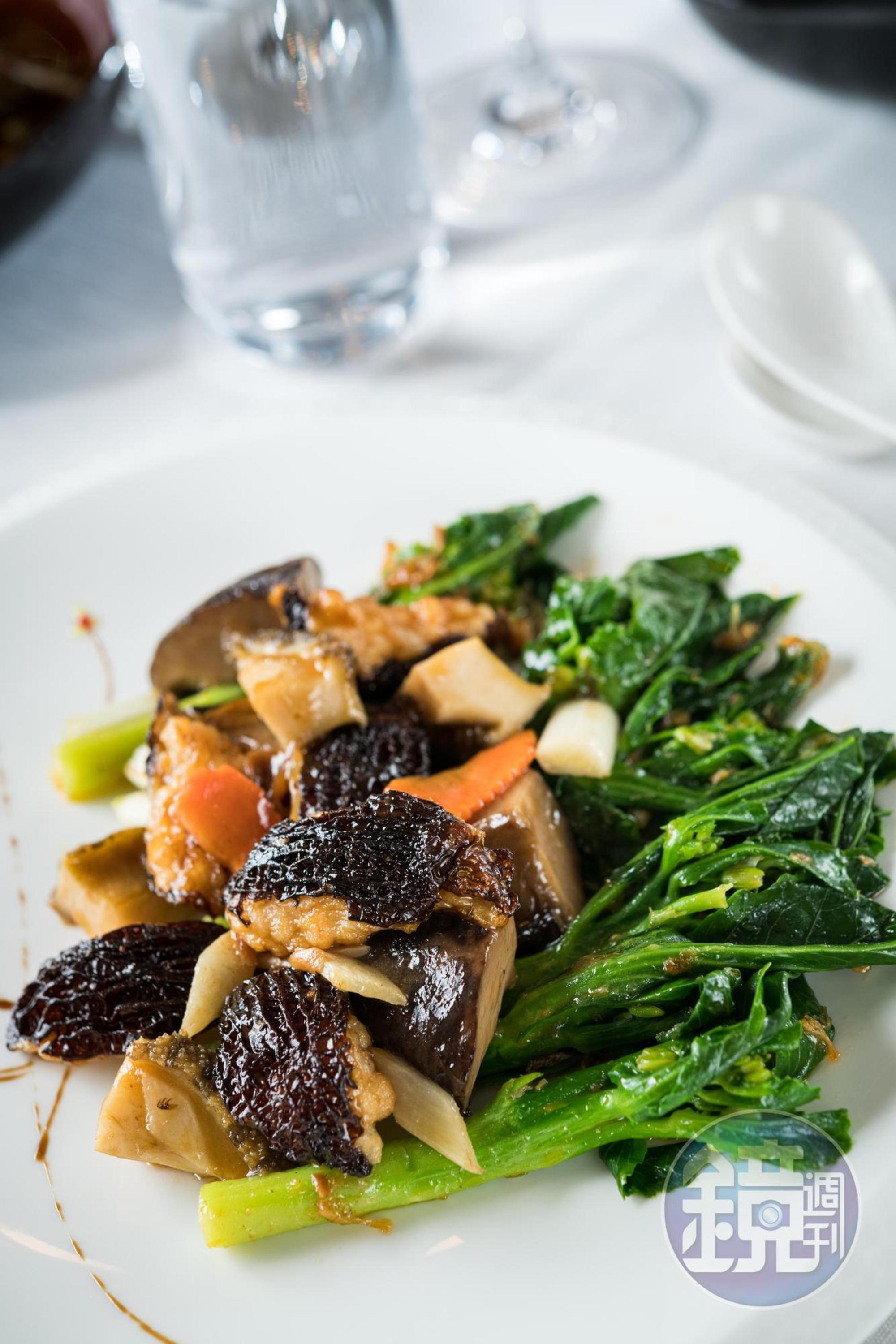 「碧綠鮑魚煎釀羊肚菌」菇肥鮑脆，花雕酒和XO醬嗆出濃香鑊氣。（1,080元／份）