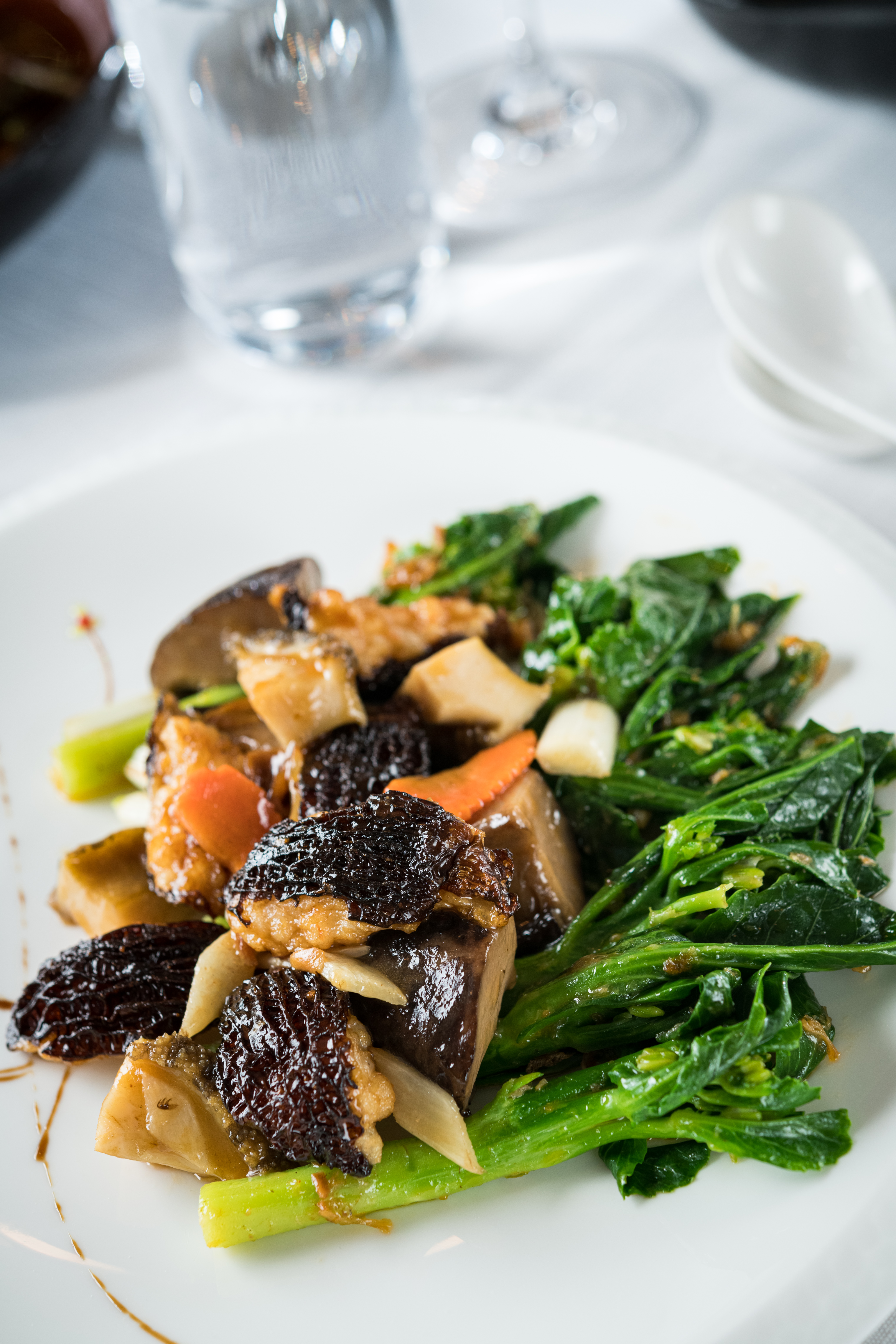 「碧綠鮑魚煎釀羊肚菌」菇肥鮑脆，花雕酒和XO醬嗆出濃香鑊氣。（1,080元／份）