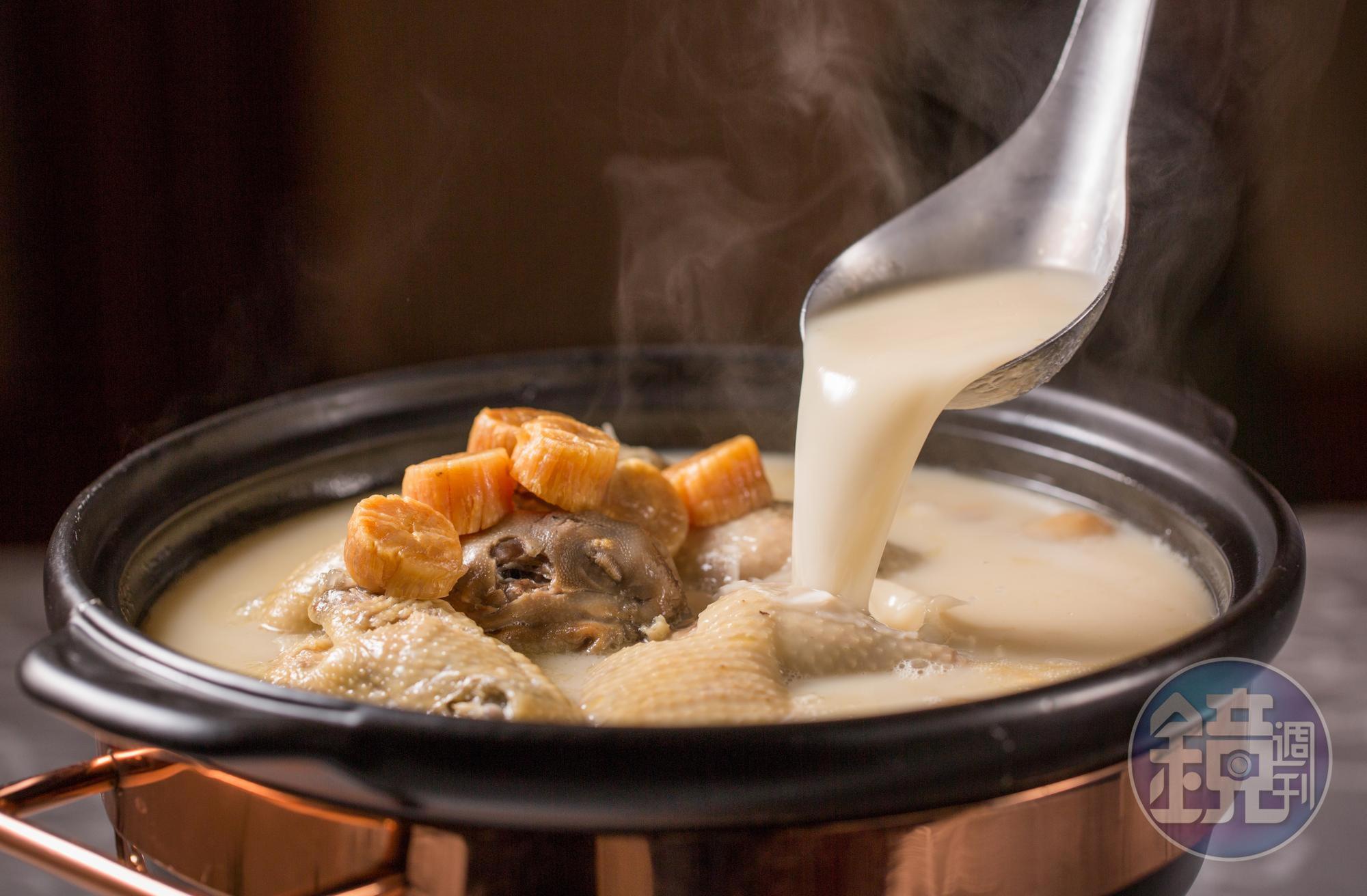 「砂鍋土雞湯」是「玉喜飯店」鎮店之寶，不喝枉來一遭。（2,200元／鍋）