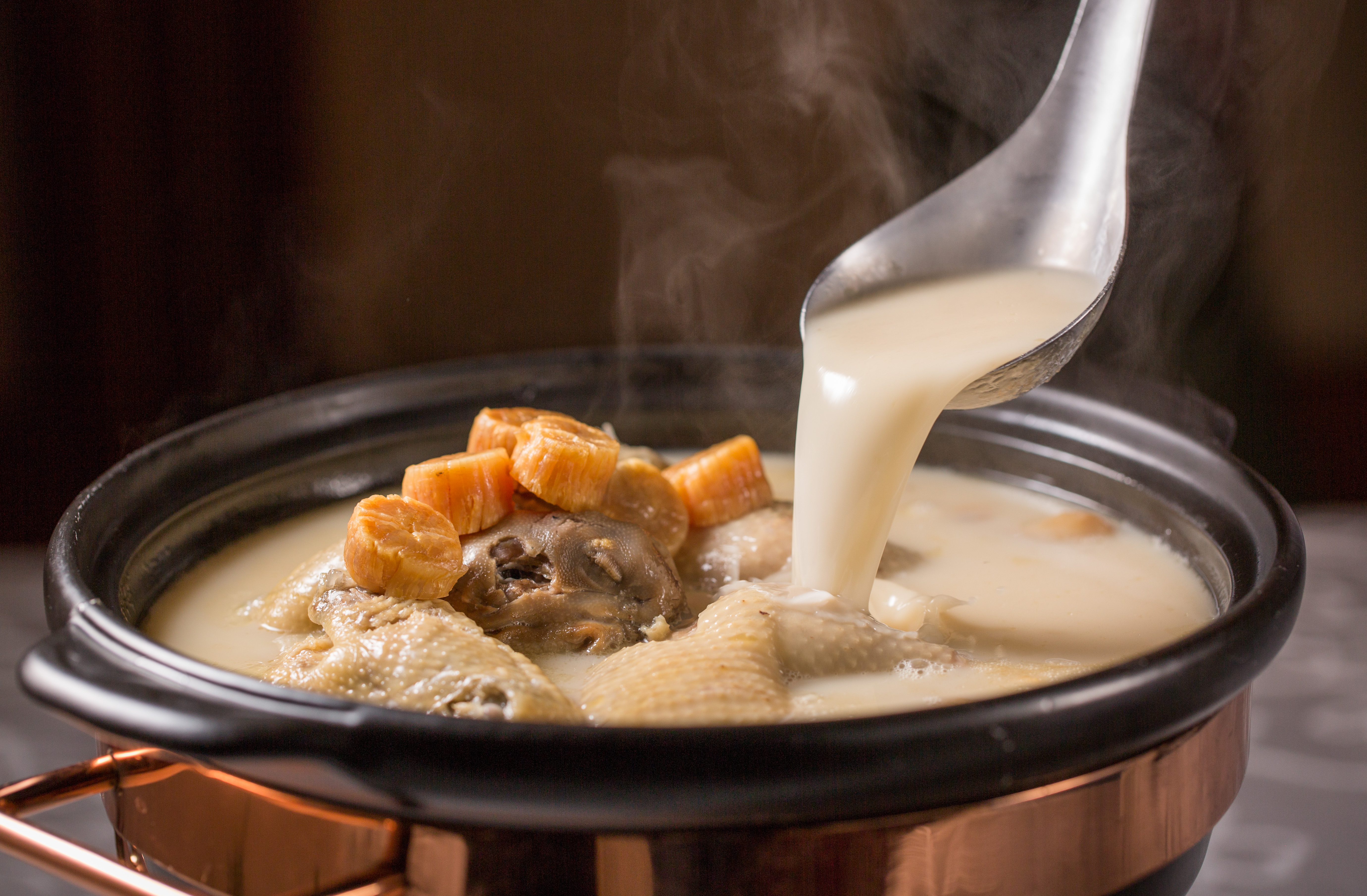 「砂鍋土雞湯」是「玉喜飯店」鎮店之寶，不喝枉來一遭。（2,200元／鍋）