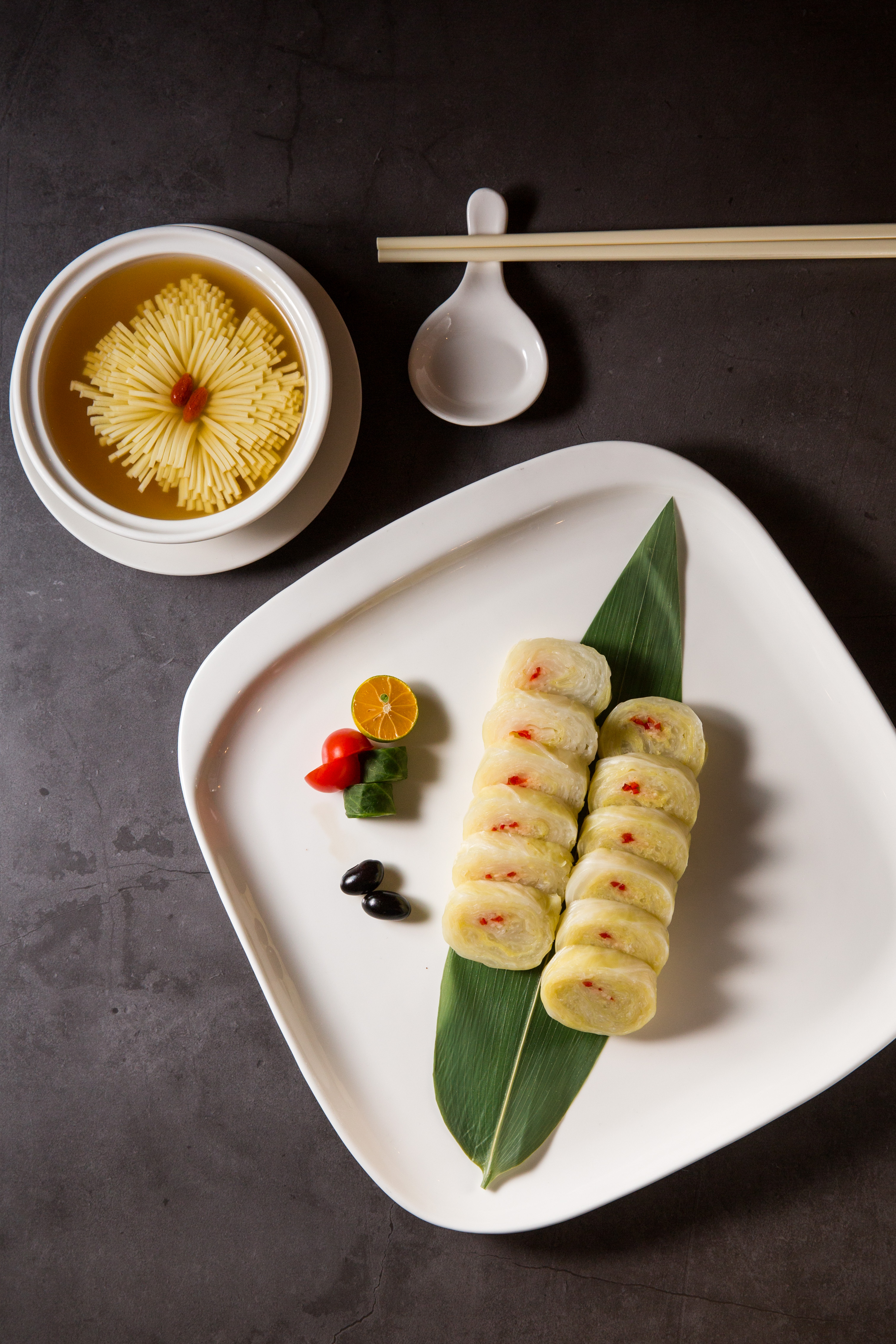 「菊花豆腐」（左，120元／盅）是雞蛋豆腐配雞湯，湯色雖清卻極鮮；「糖醋白菜卷」（右，250／小份）酸甜中藏著薑絲紅椒的辛香。