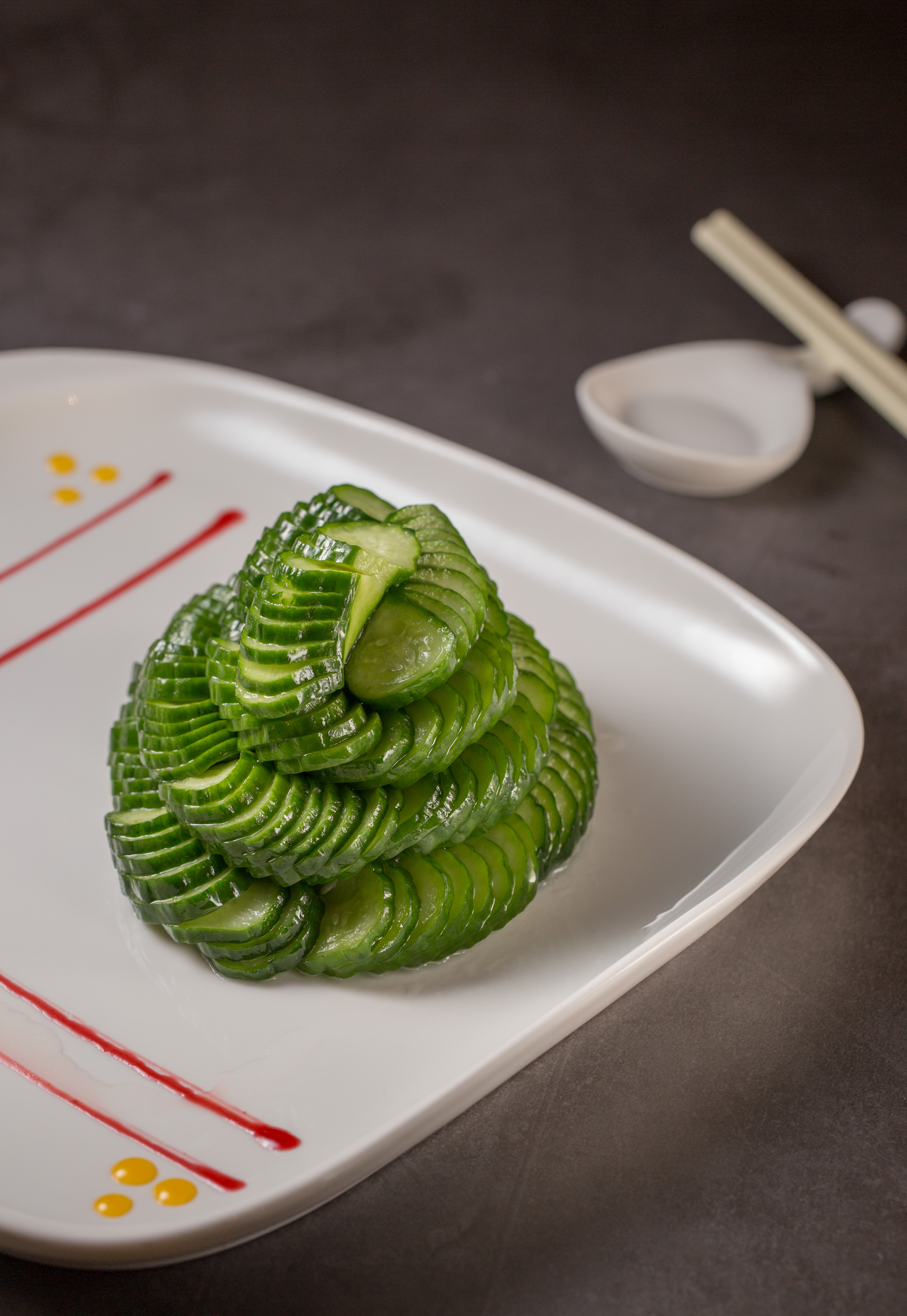「蝶衣黃瓜」有如日式蛇腹切，但只切單面，瓜段攤開如蝶得名。（320／小份）