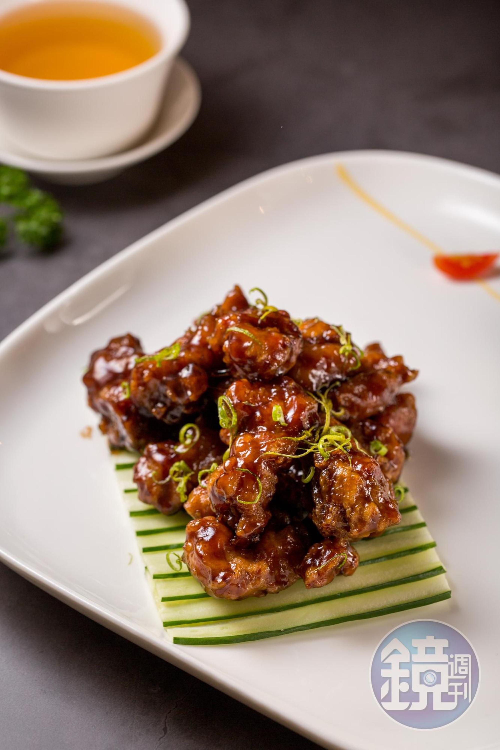「江醋排骨」在鎮江醋的酸甜味中加上檸檬皮屑的清新，是可喜的細節。（320元／小份）