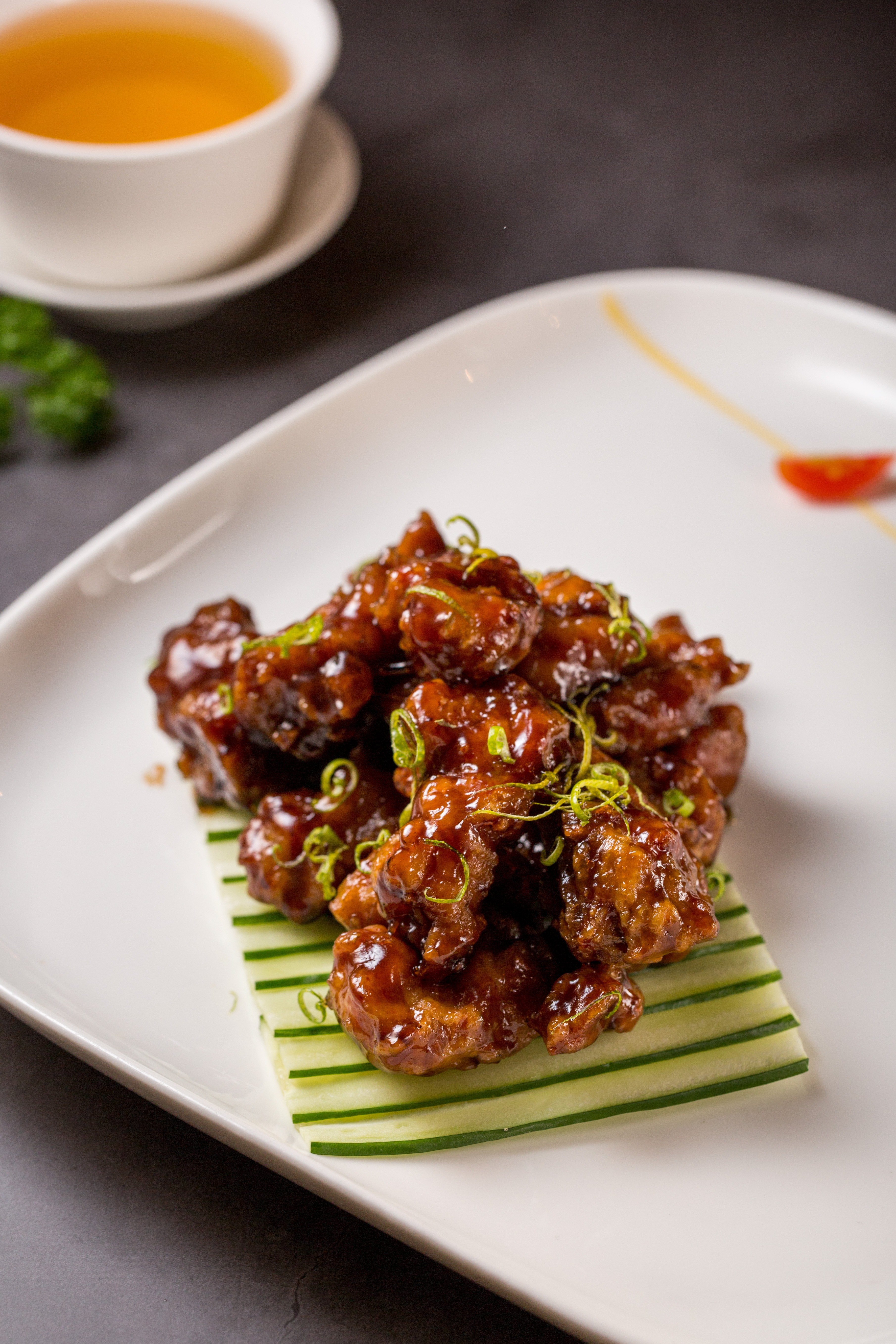 「江醋排骨」在鎮江醋的酸甜味中加上檸檬皮屑的清新，是可喜的細節。（320元／小份）