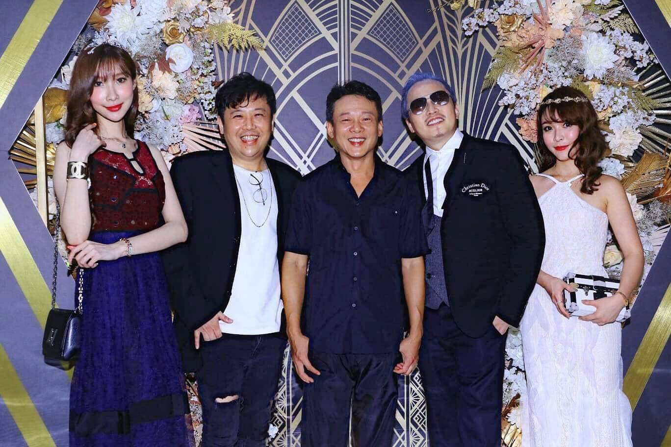導演姜寧（左二）帶著微風女神陳若穎（左）、與好友李康生（中），一起出席派對力挺錢人豪（右二）。（舒服氣息提供）