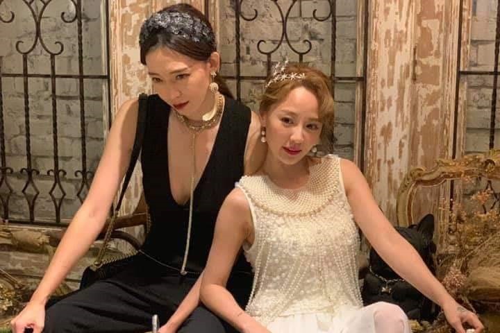 穿著深V黑色套裝的王心恬（左），與穿著透明白紗裝的賴薇如一同出席派對，格外吸睛。（舒服氣息提供）