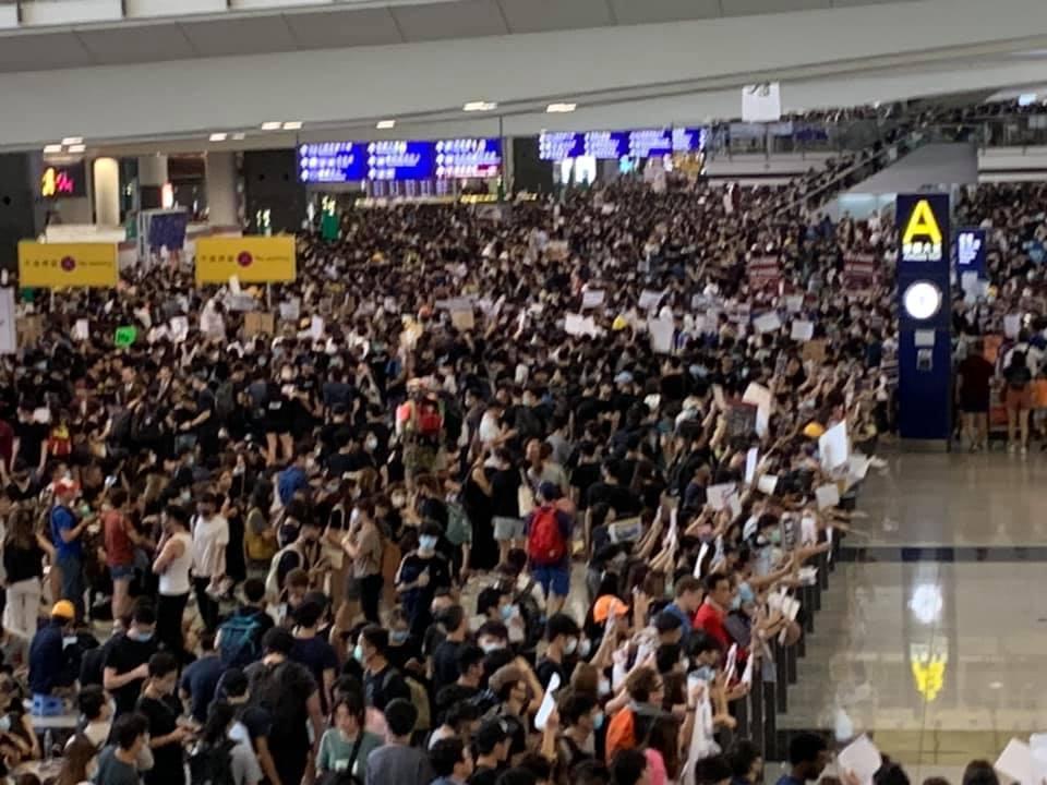 港人發起「百萬人塞爆機場」抗議港警作為，目前傳出港警恐會在晚間「清場」。（翻攝黃之鋒臉書）
