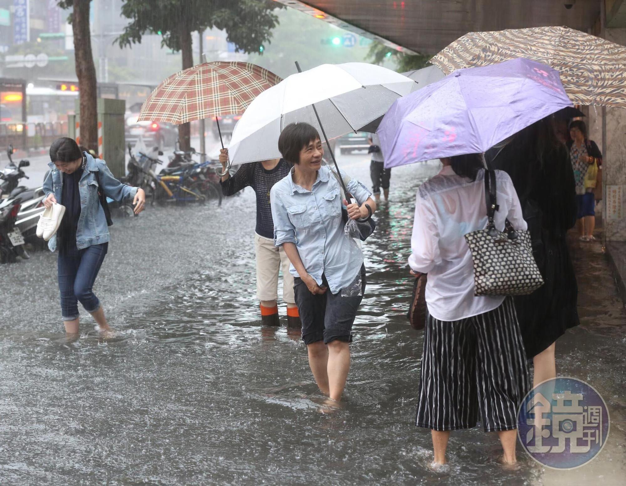 台南多處淹水導致交通難行，此為示意圖。（本刊資料照）