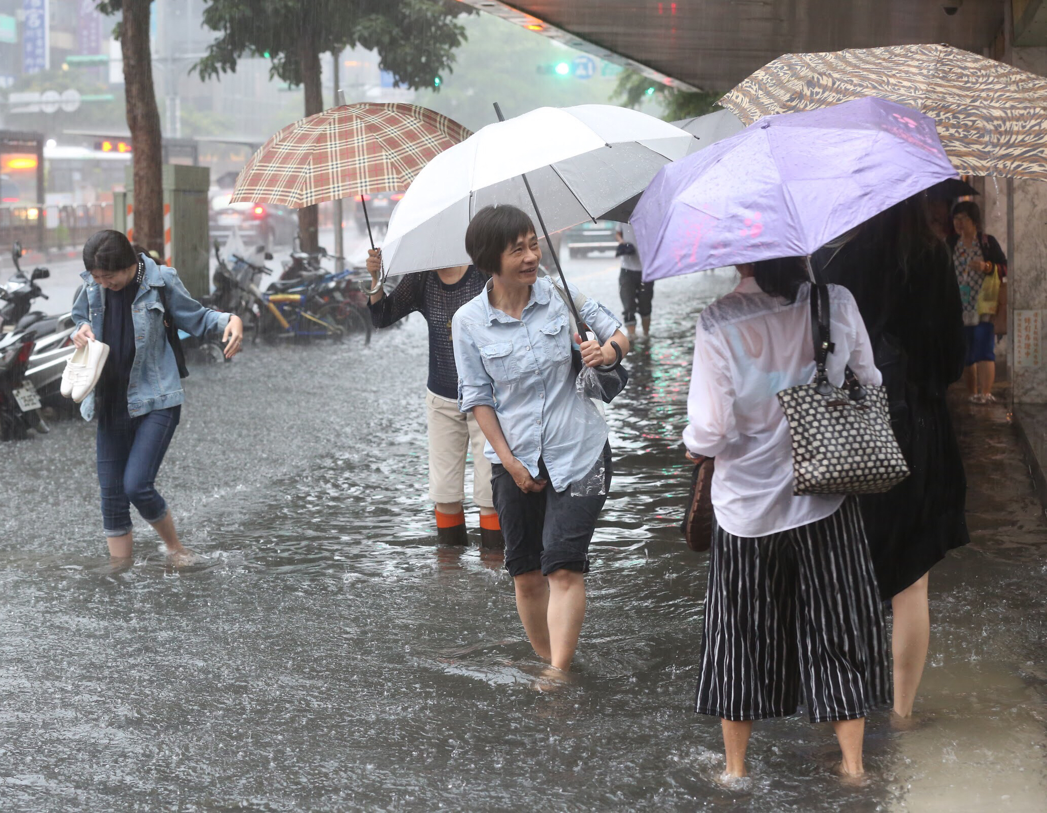 台南多處淹水導致交通難行，此為示意圖。（本刊資料照）