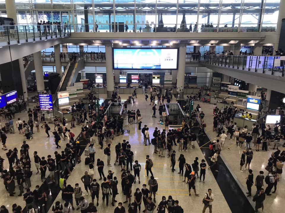昨網友發起「黑警還眼」集會癱瘓香港機場。（翻攝自黃之鋒臉書）