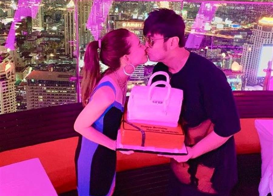 昆凌12日慶祝26歲生日，老公周杰倫帶著她和朋友到泰國渡假，兩人今晚一同po出大放閃親吻照。（翻攝自昆凌IG）