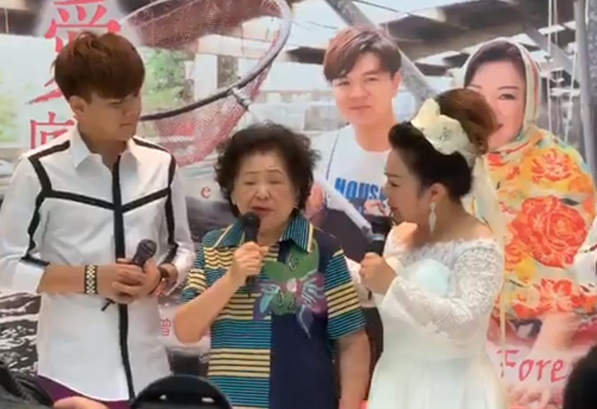 曾治豪的85歲阿嬤曾劉麗珠（中）特地出席，為孫子及白冰冰合推的單曲站台。（翻攝自白冰冰臉書）