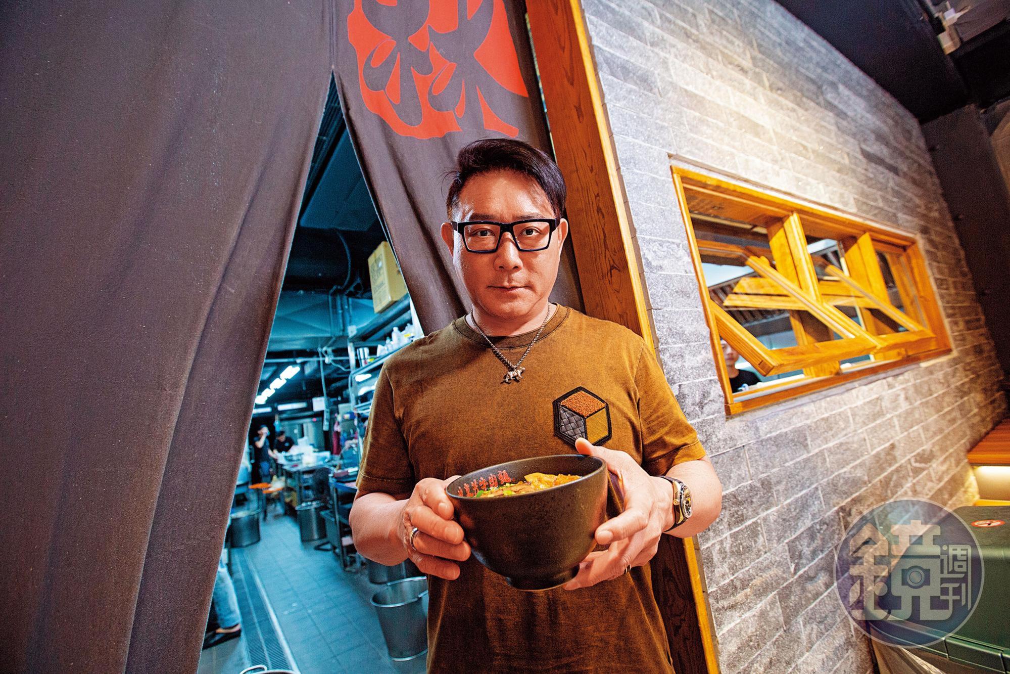林東芳接下母親的牛肉麵店發揚光大，還曾入選米其林必比登，但他個性龜毛、事必躬親，長年受恐慌症所苦。