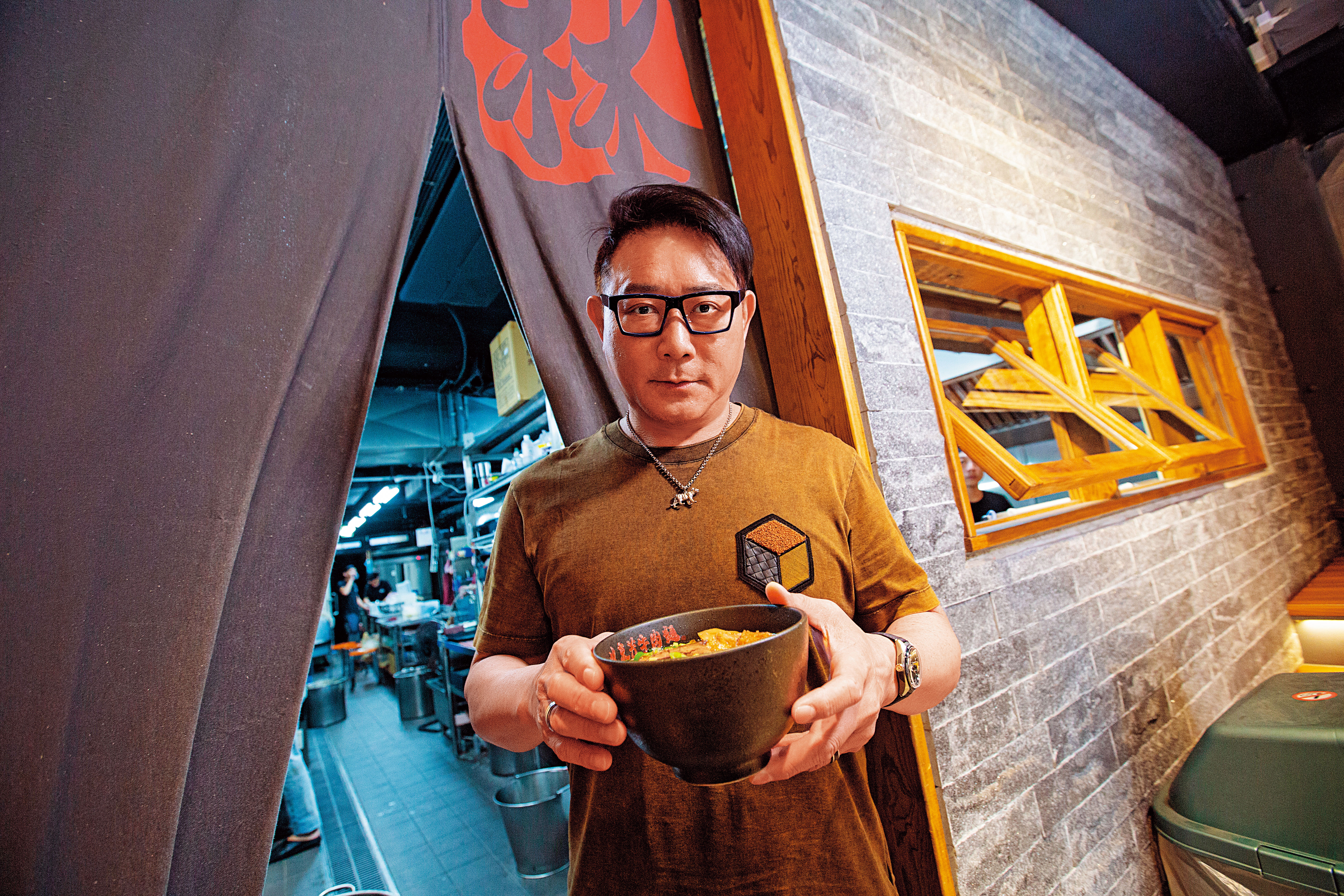 林東芳接下母親的牛肉麵店發揚光大，還曾入選米其林必比登，但他個性龜毛、事必躬親，長年受恐慌症所苦。