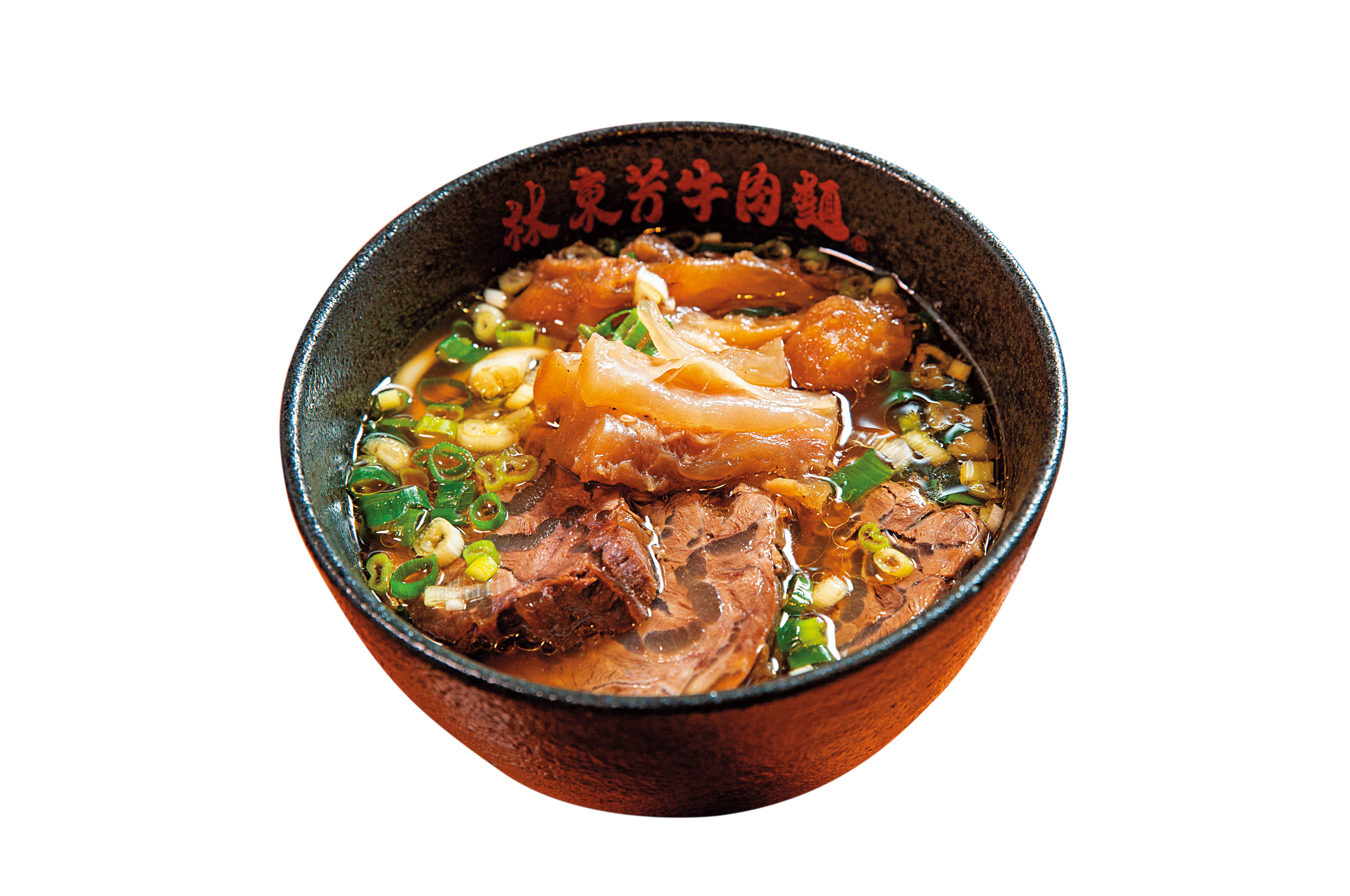 林東芳的半筋半肉麵，主打大塊牛肉，濃郁湯頭沒有藥膳的苦澀，是大受歡迎的招牌料理。（270元／大碗）