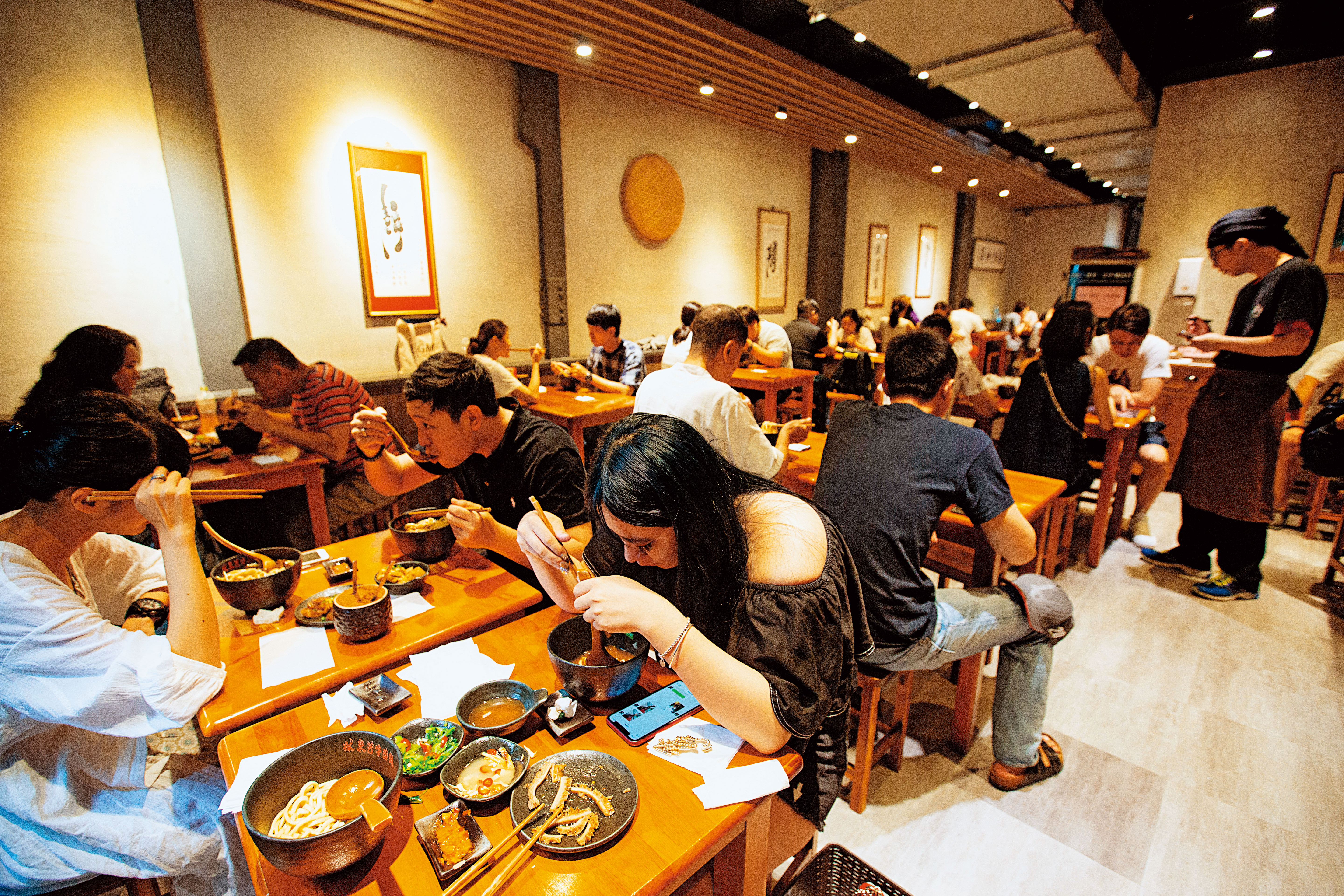 今年3月，林東芳又搬回八德路上，新店面明亮簡潔。