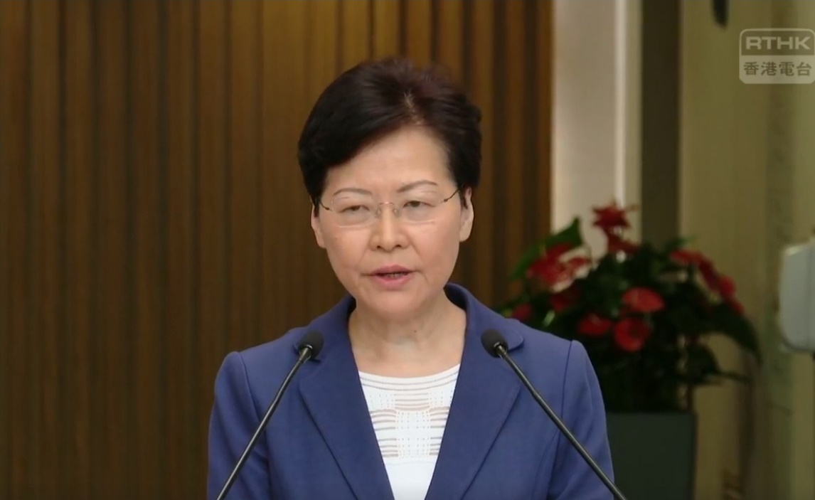 香港特首林鄭月娥今早舉辦記者會，表達對警方執法的支持，也樂意探望眼睛中彈少女。（翻攝自香港電台視像新聞 RTHK VNEWS粉絲專頁）