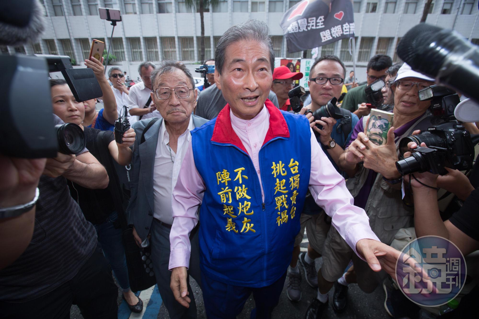 張安樂（圖）與兒子張瑋等6人，因涉嫌違反銀行法、政治獻金法等罪遭起訴。
