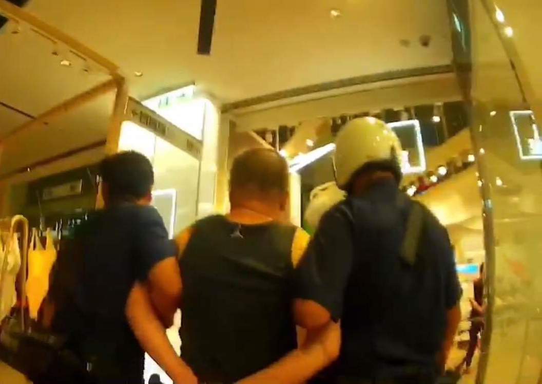 四海幫中常委林全定持球棒砸店，遭警方依現行犯逮補時，還不斷大吼大叫。（翻攝畫面）