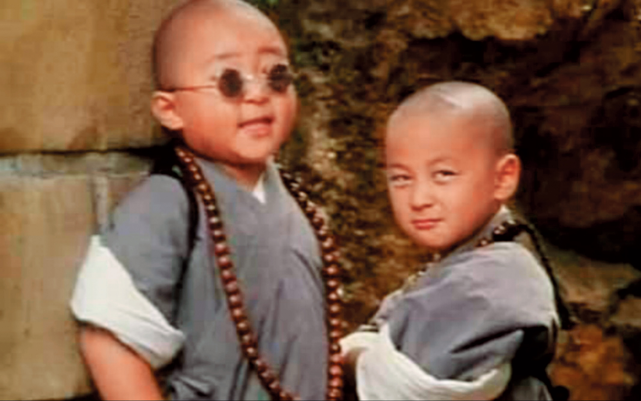 郝劭文（左）童星出身，當時年僅4歲，因演出《新烏龍院》聲名大噪。右為釋小龍。