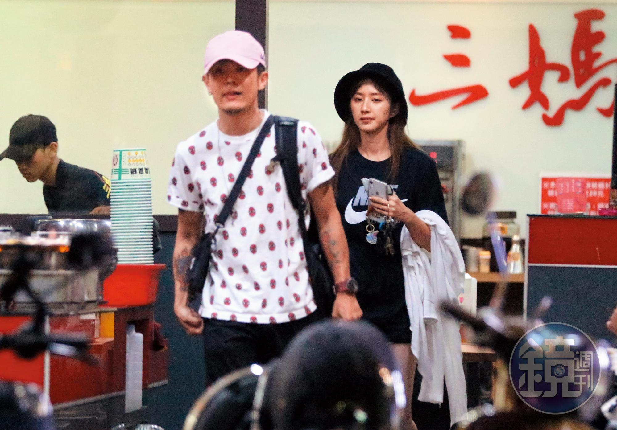 08/07 00:45七夕吃臭臭鍋,謝翔雅(右)跟阿電(左)雖然看似享受庶民浪漫,但很快就離開。
