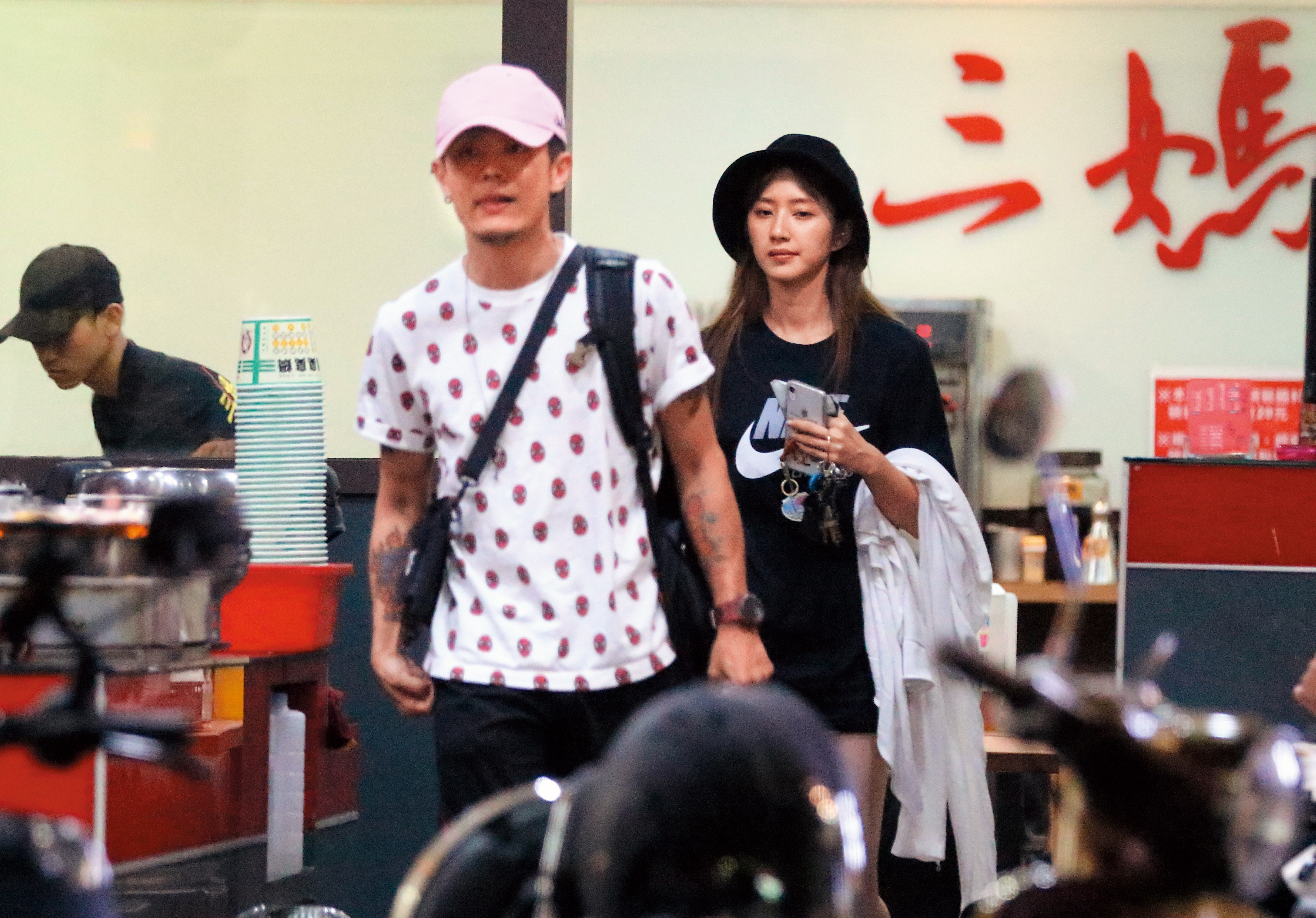 08/07 00：45七夕吃臭臭鍋，謝翔雅（右）跟阿電（左）雖然看似享受庶民浪漫，但很快就離開。