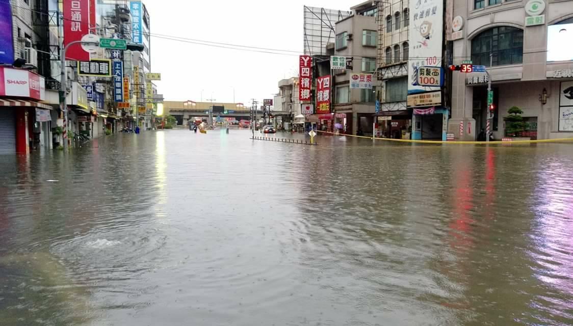 仁德交流道周邊一度因淹水無法通行。(翻攝畫面)
