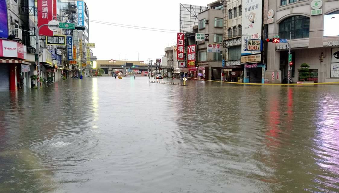 仁德交流道周邊一度因淹水無法通行。（翻攝畫面）