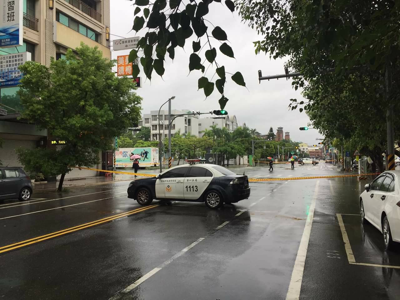 台南市警方冒雨實施道路封鎖管制。（翻攝畫面）