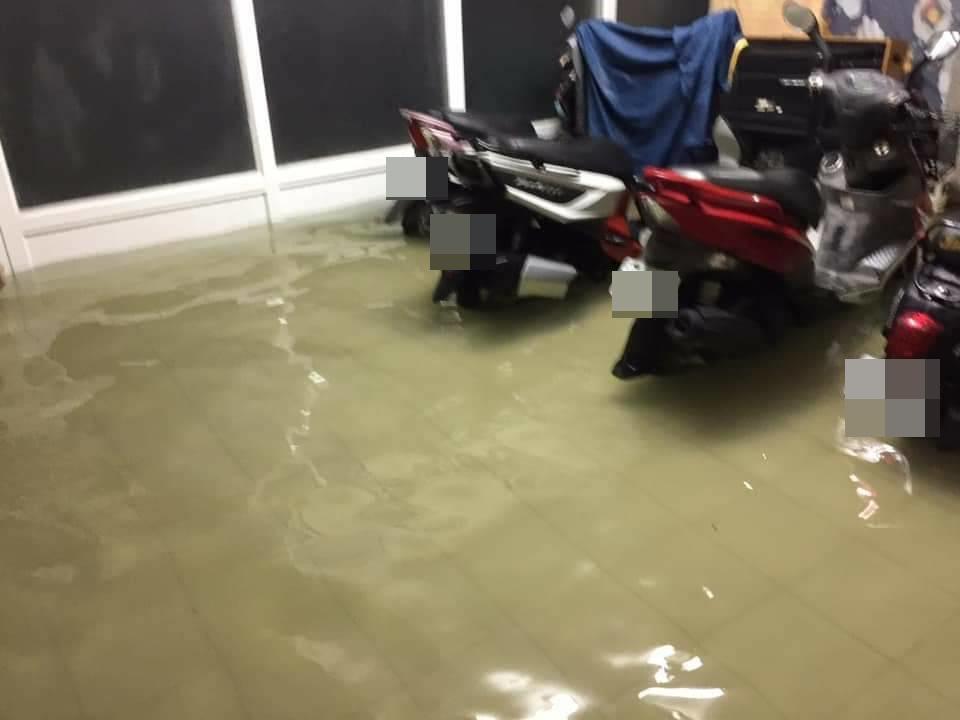 台南市永康區民宅淹水。(翻攝畫面)