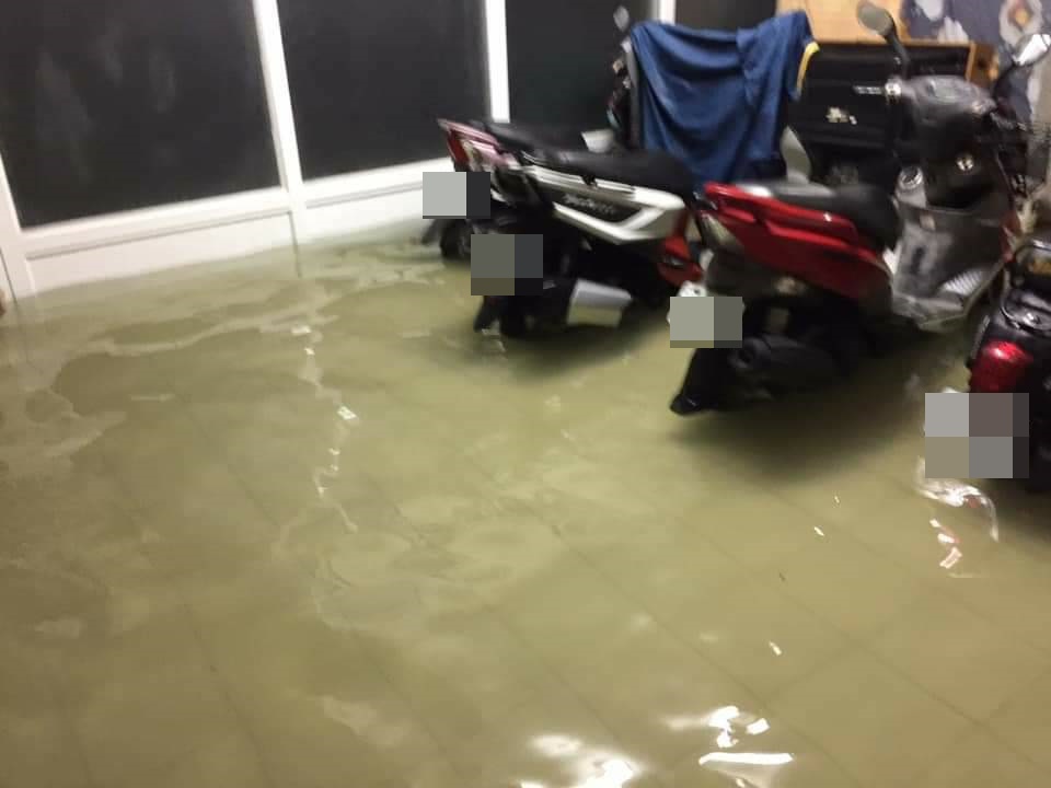 台南市永康區民宅淹水。（翻攝畫面）